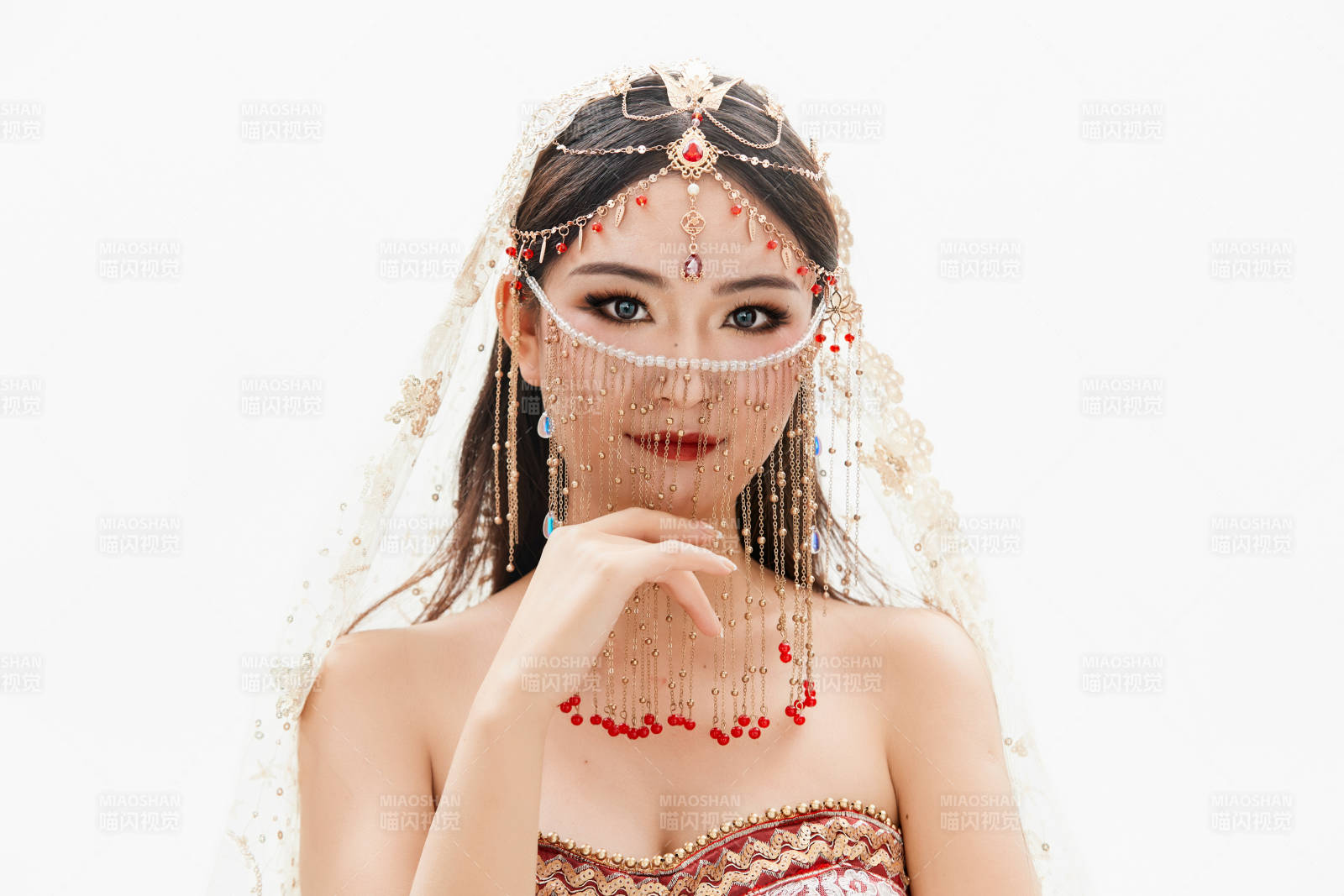 穿著印度傳統風格服飾的肚皮舞演員