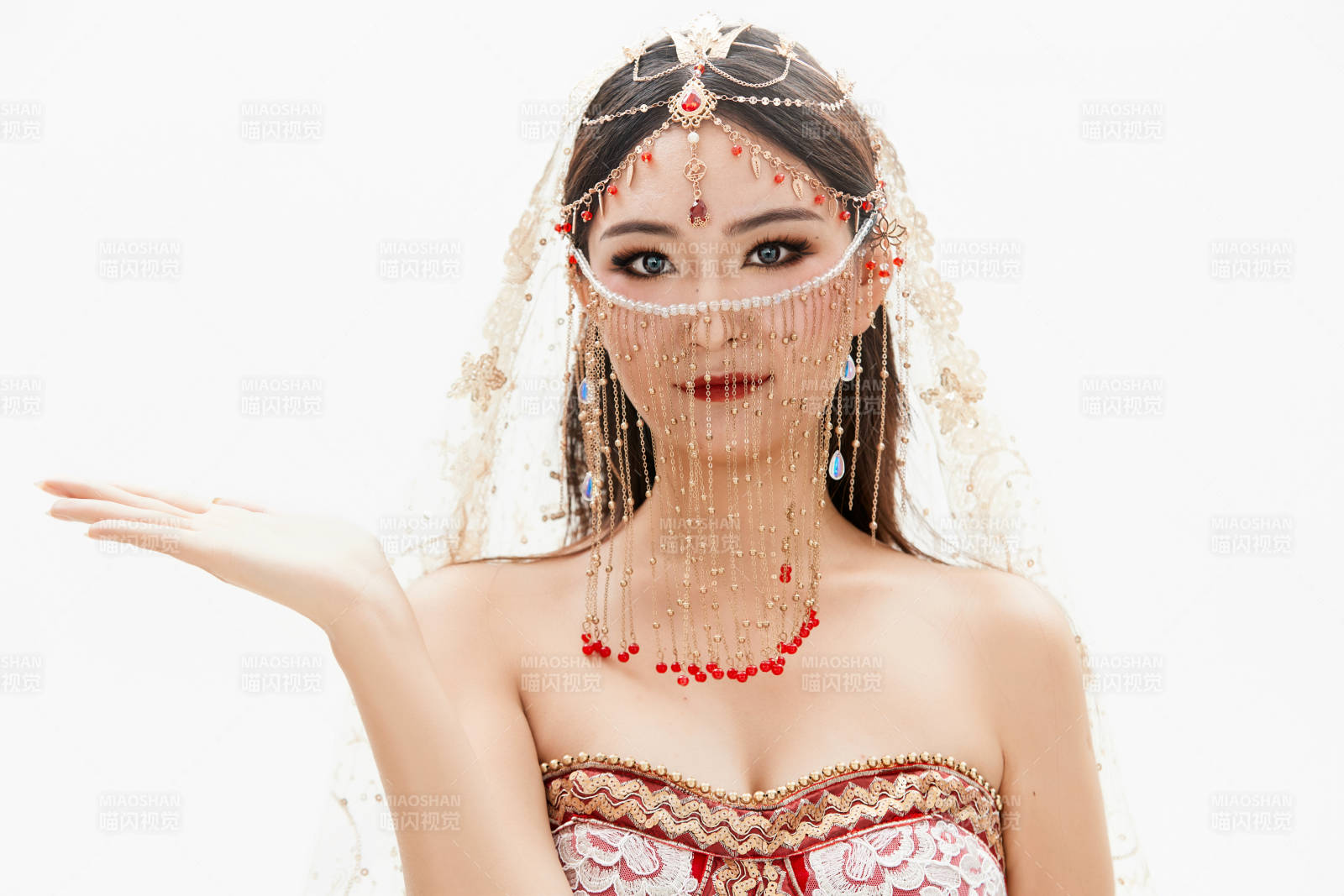 穿著印度傳統風格服飾的肚皮舞演員