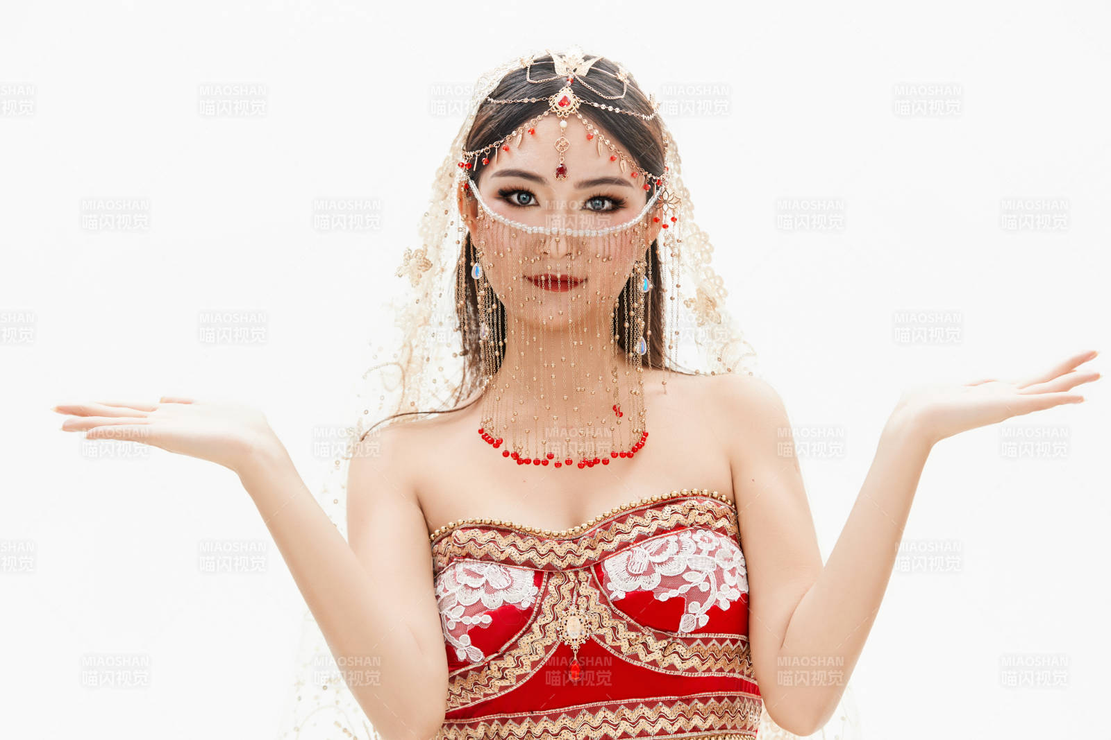 穿著印度傳統風格服飾的肚皮舞演員