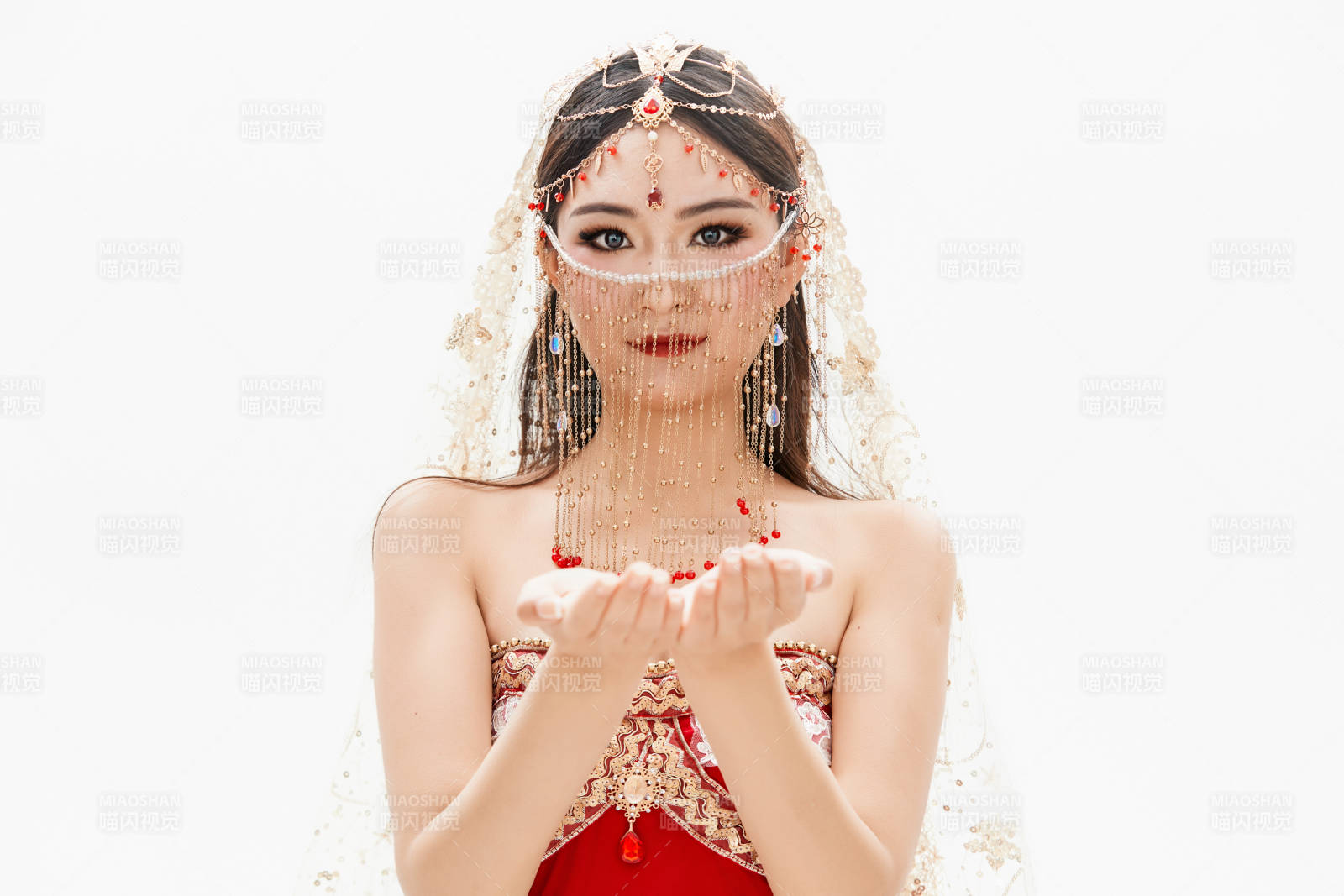 穿著印度傳統風格服飾的肚皮舞演員