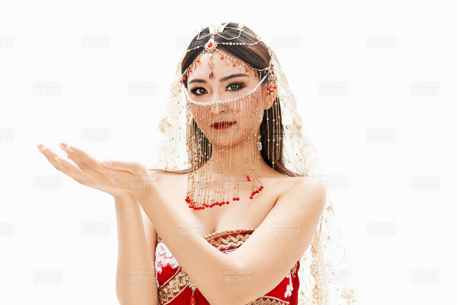 穿著印度傳統風格服飾的肚皮舞演員