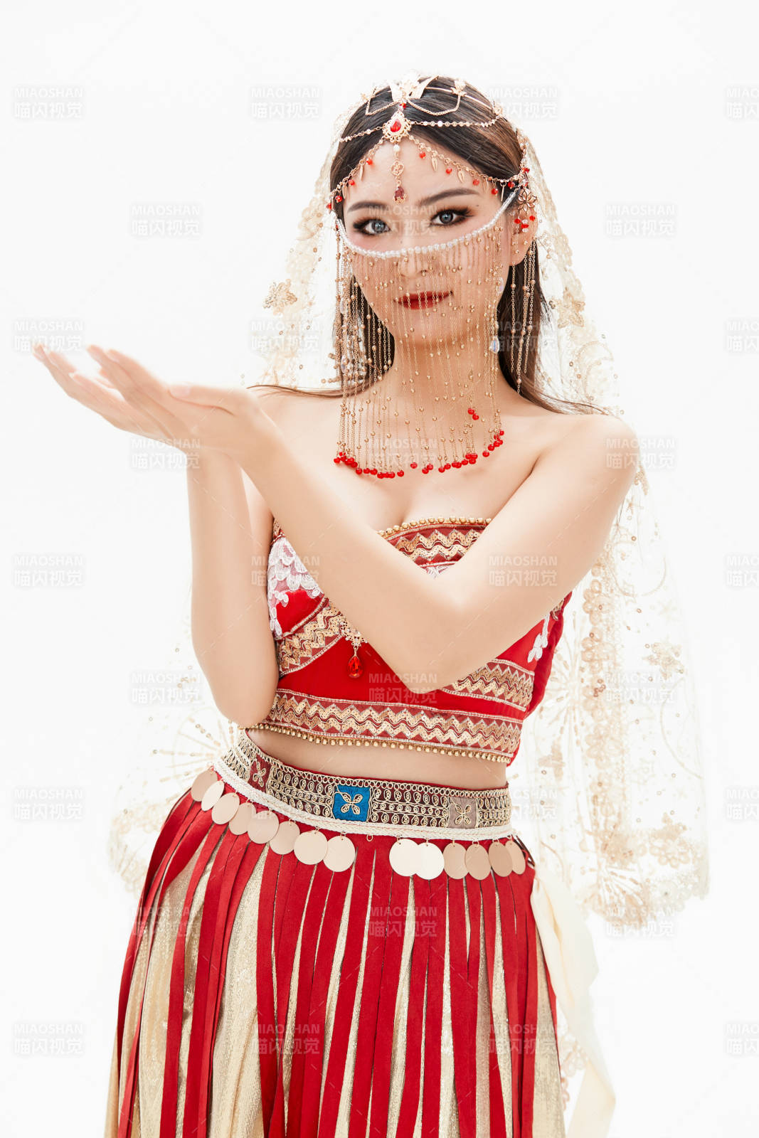 穿著印度傳統(tǒng)風(fēng)格服飾的肚皮舞演員