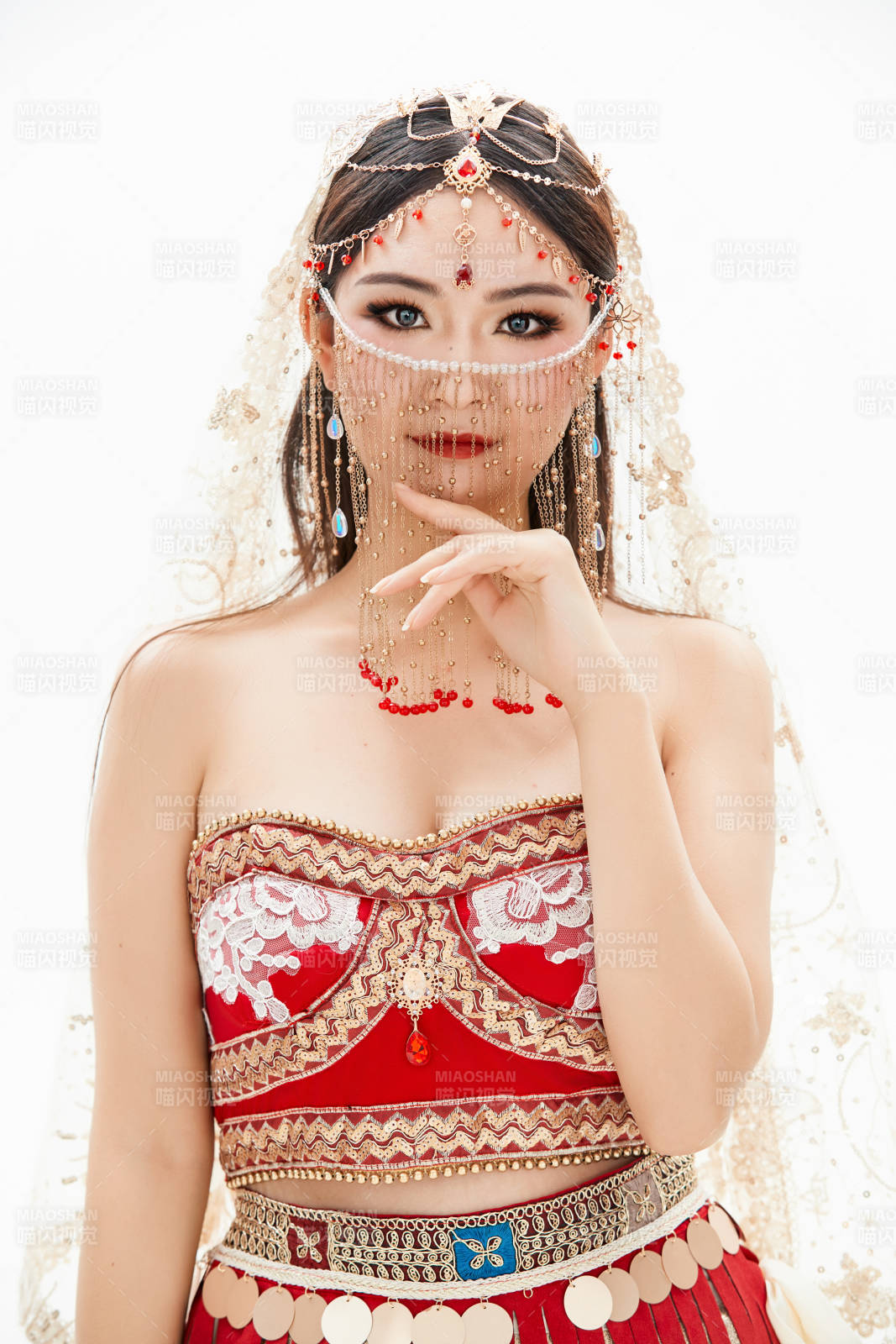 穿著印度傳統(tǒng)風(fēng)格服飾的肚皮舞演員