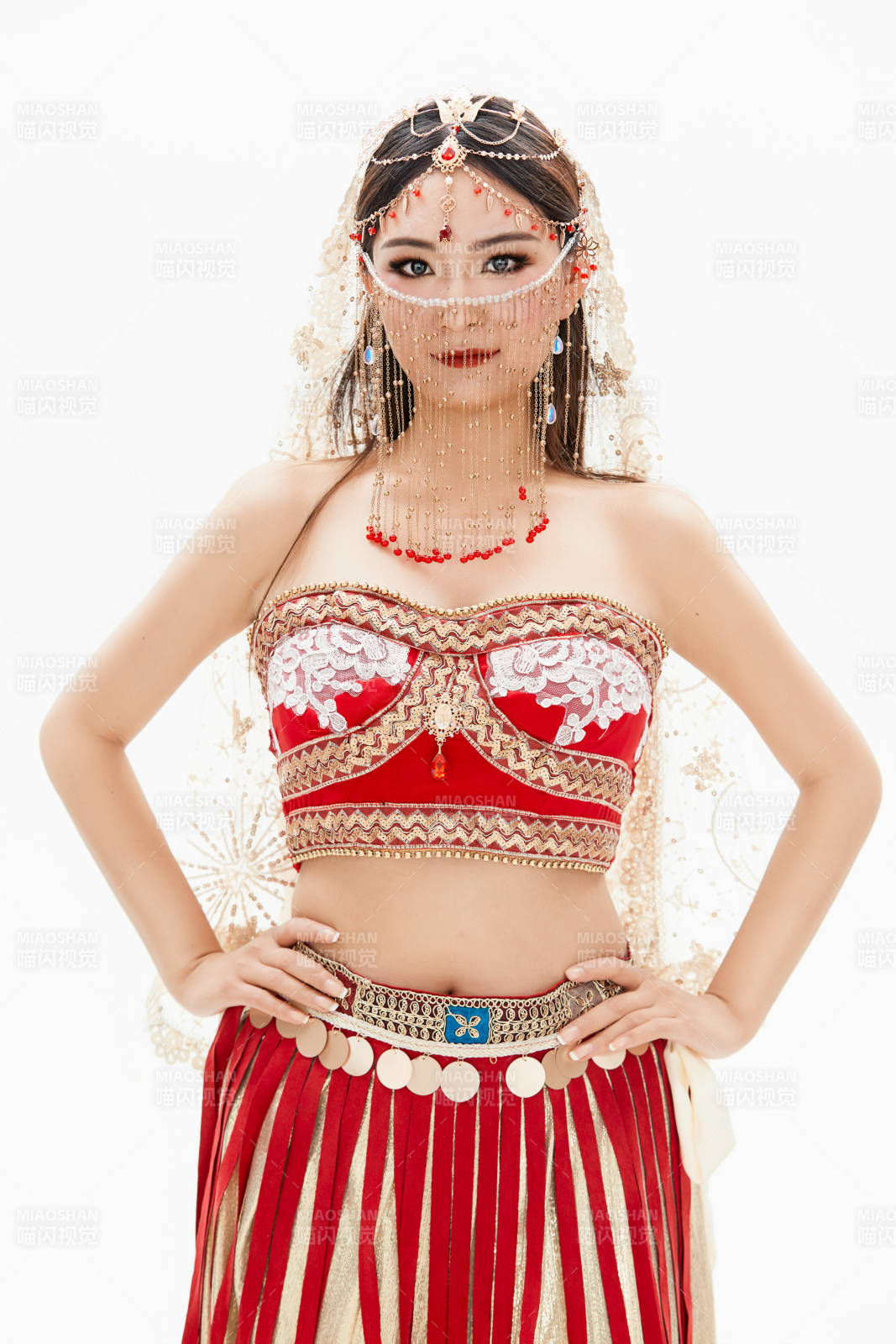 穿著印度傳統風格服飾的肚皮舞演員