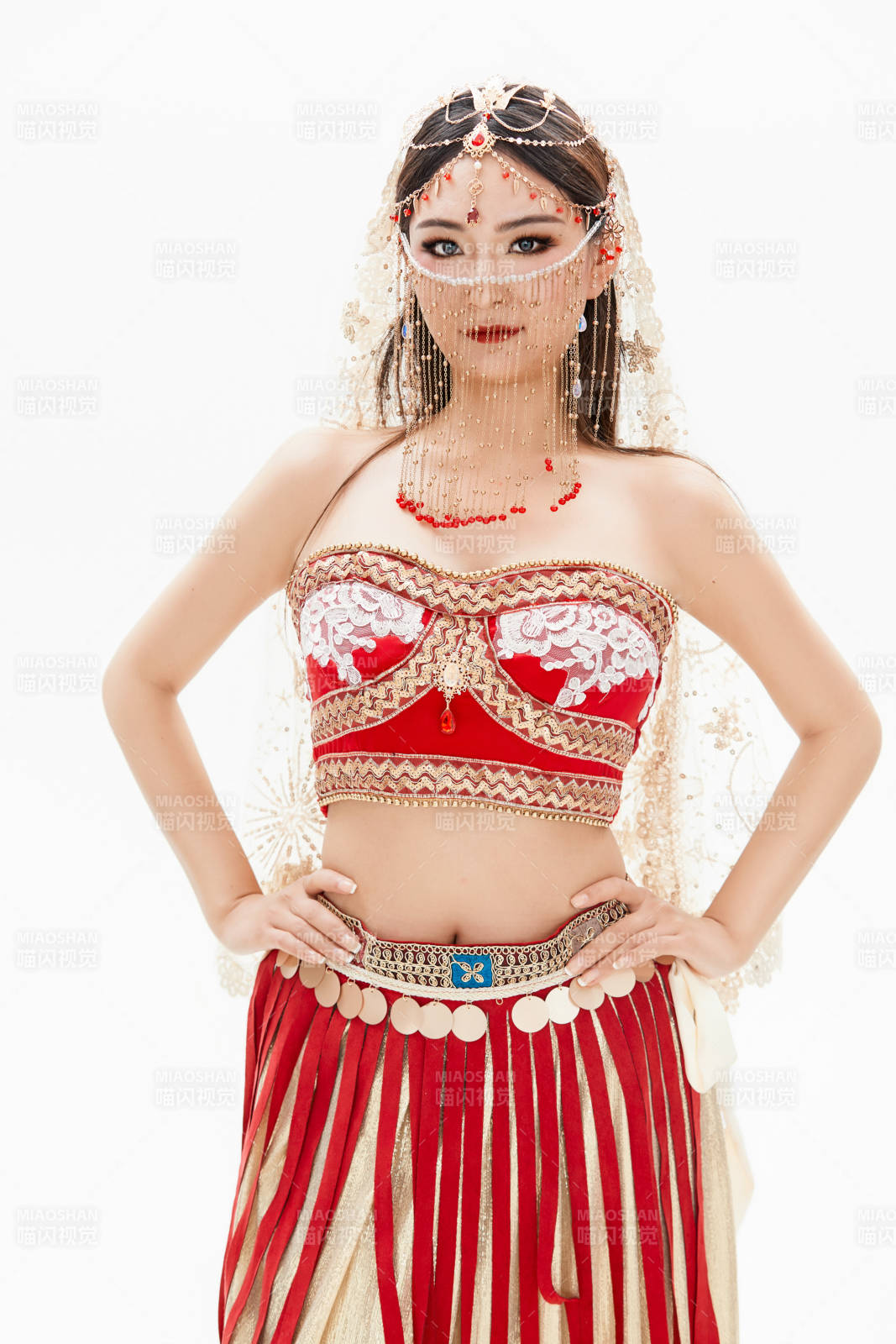 穿著印度傳統(tǒng)風(fēng)格服飾的肚皮舞演員