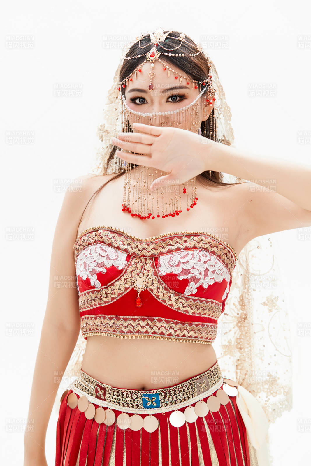 穿著印度傳統風格服飾的肚皮舞演員