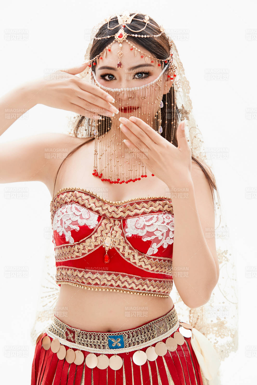 穿著印度傳統風格服飾的肚皮舞演員