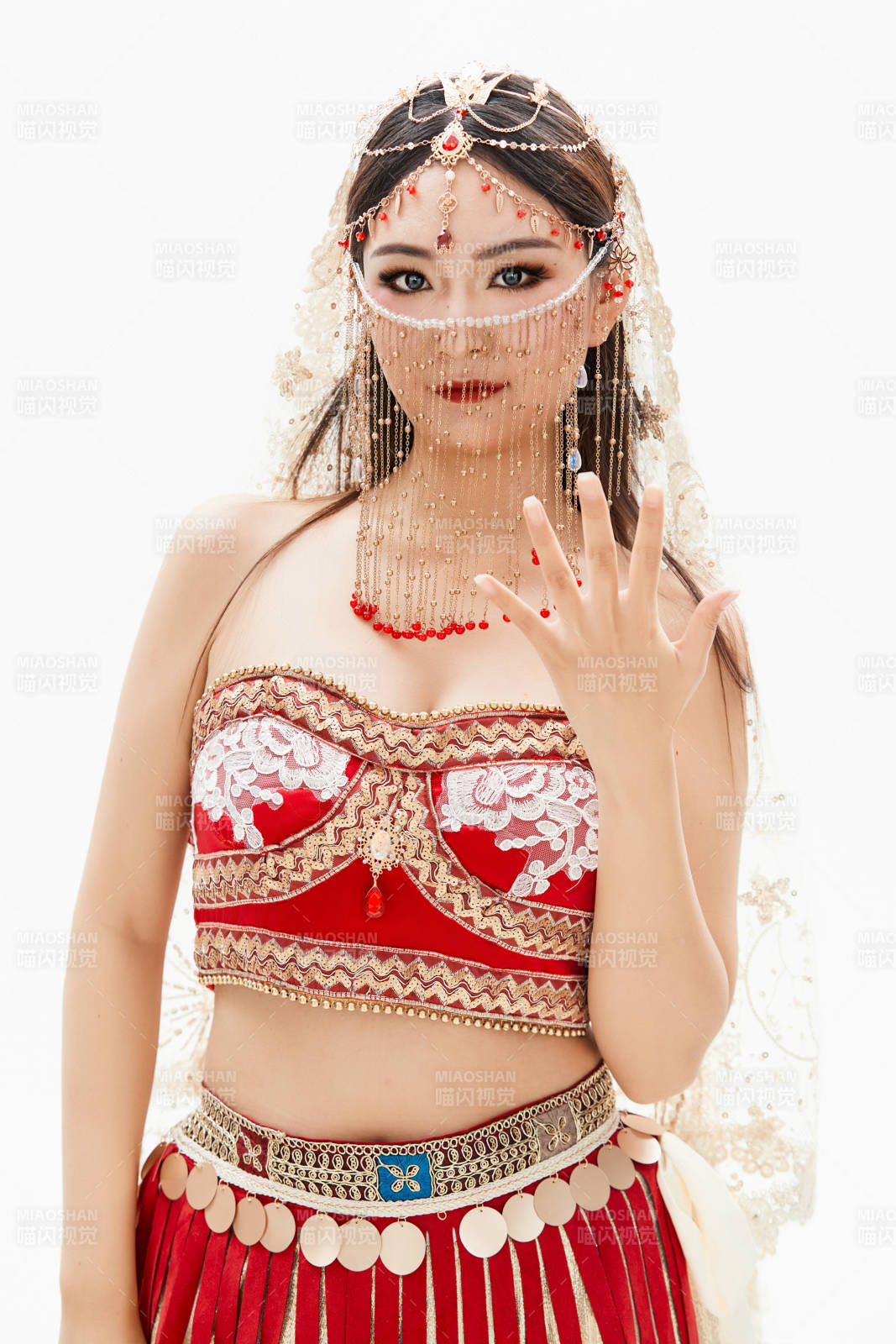 穿著印度傳統風格服飾的肚皮舞演員