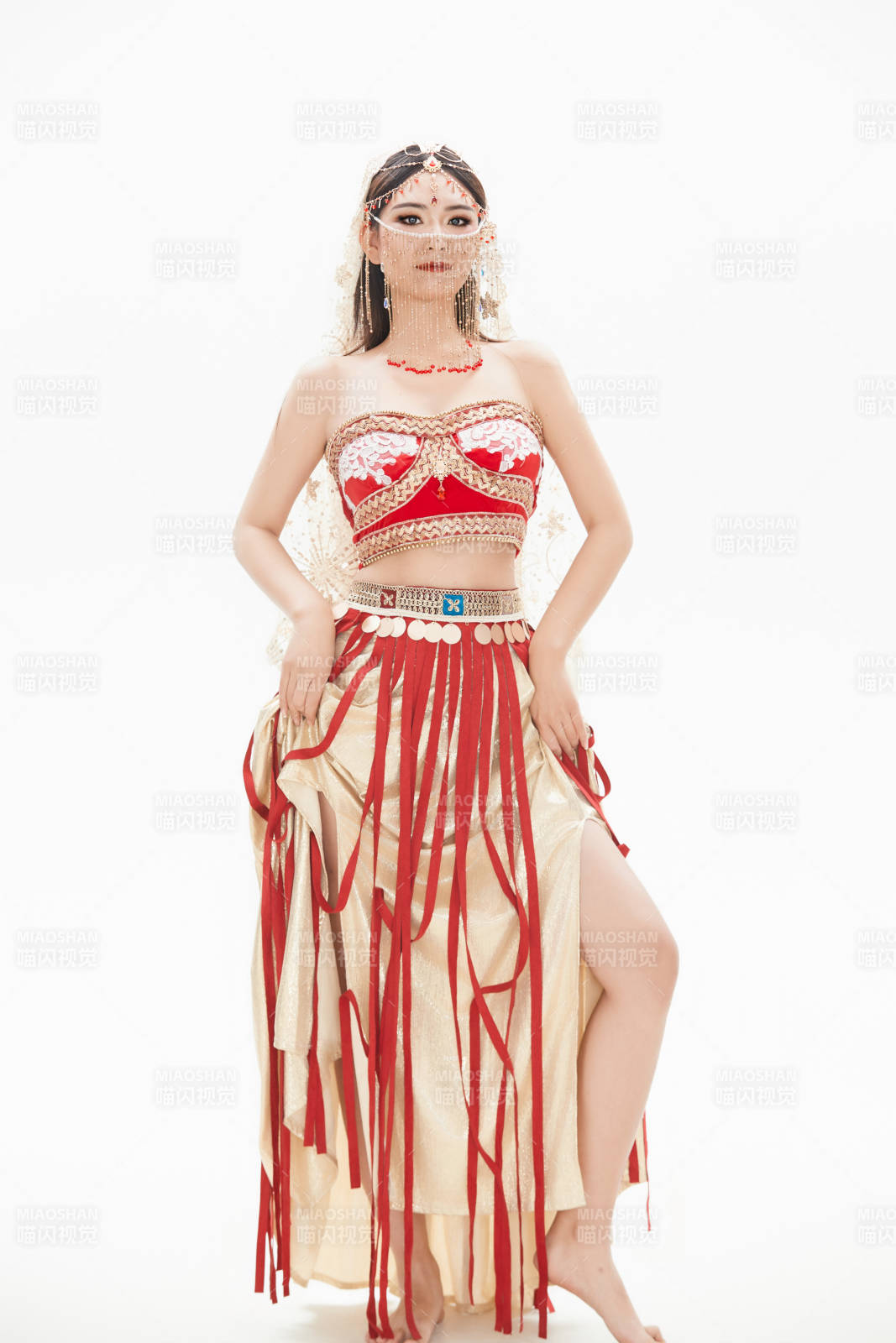 穿著印度傳統風格服飾的肚皮舞演員