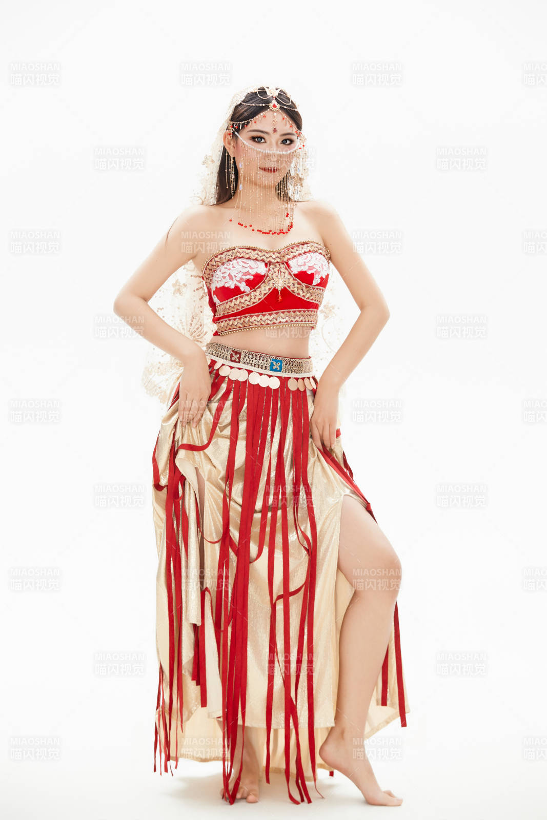 穿著印度傳統(tǒng)風(fēng)格服飾的肚皮舞演員