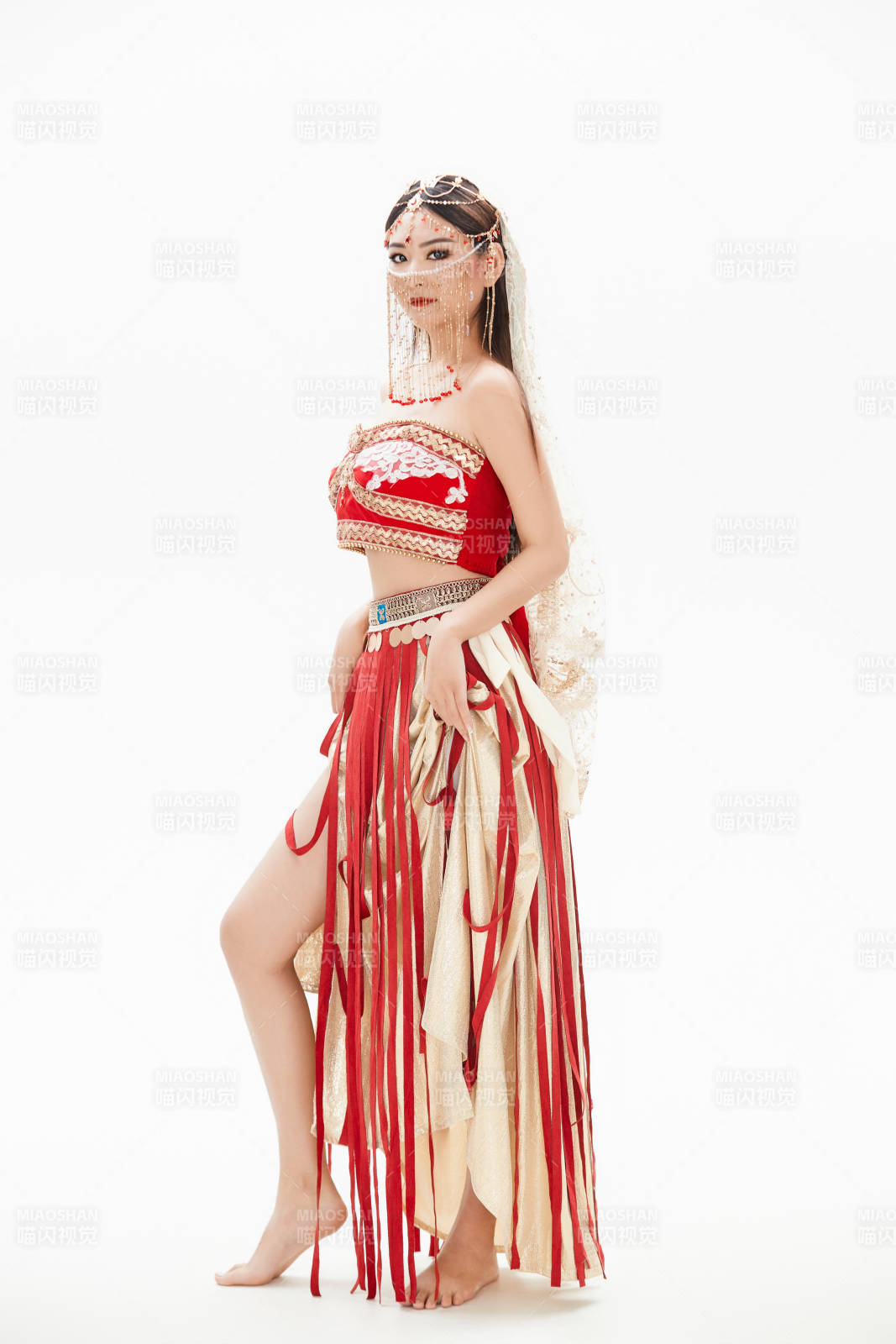 穿著印度傳統風格服飾的肚皮舞演員