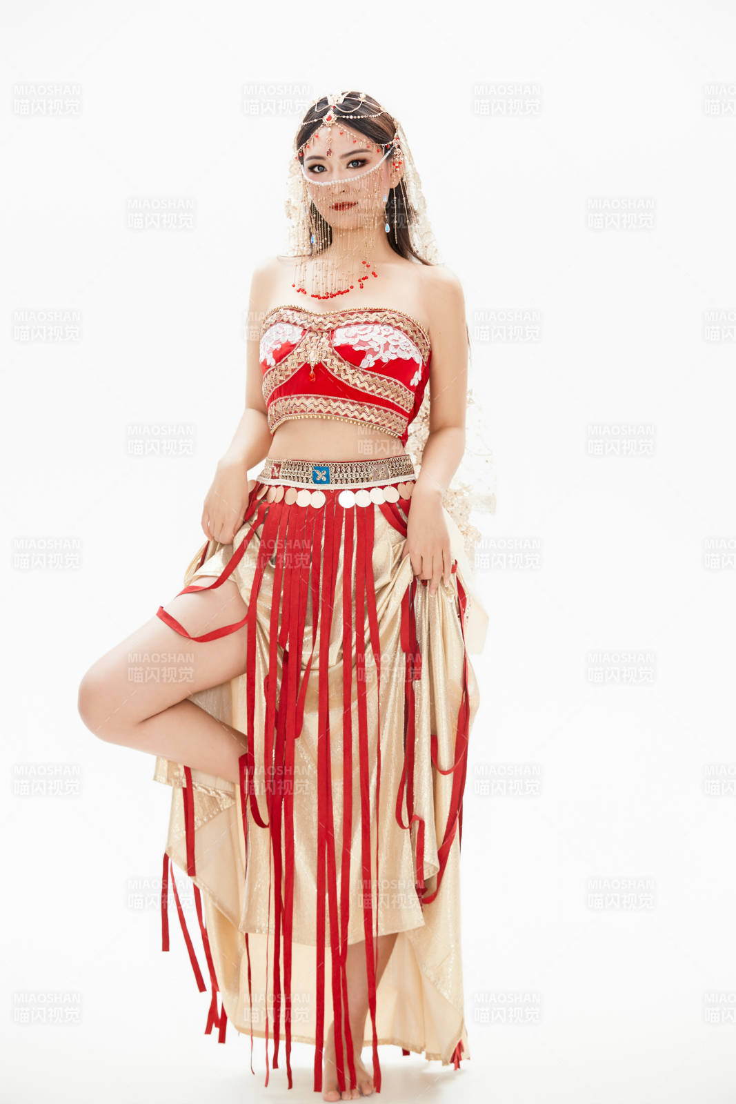 穿著印度傳統風格服飾的肚皮舞演員