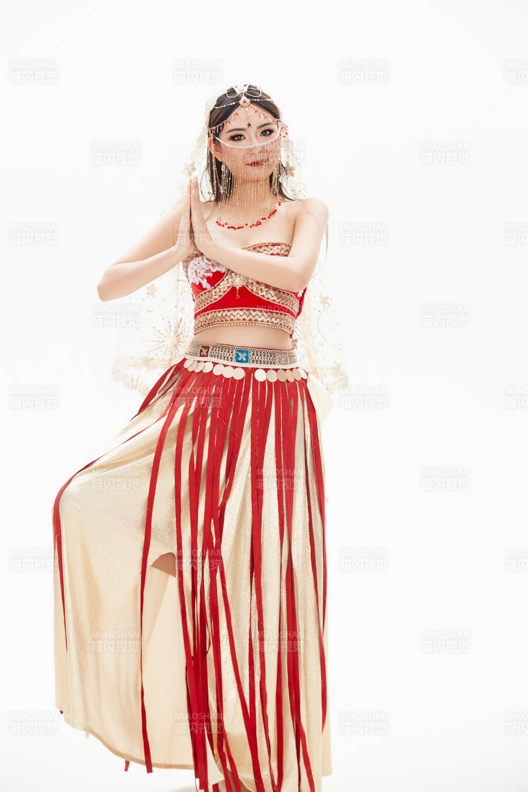 穿著印度傳統風格服飾的肚皮舞演員