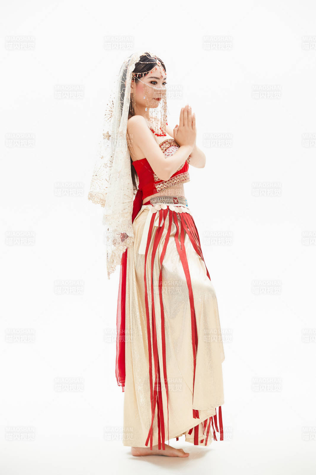 穿著印度傳統風格服飾的肚皮舞演員