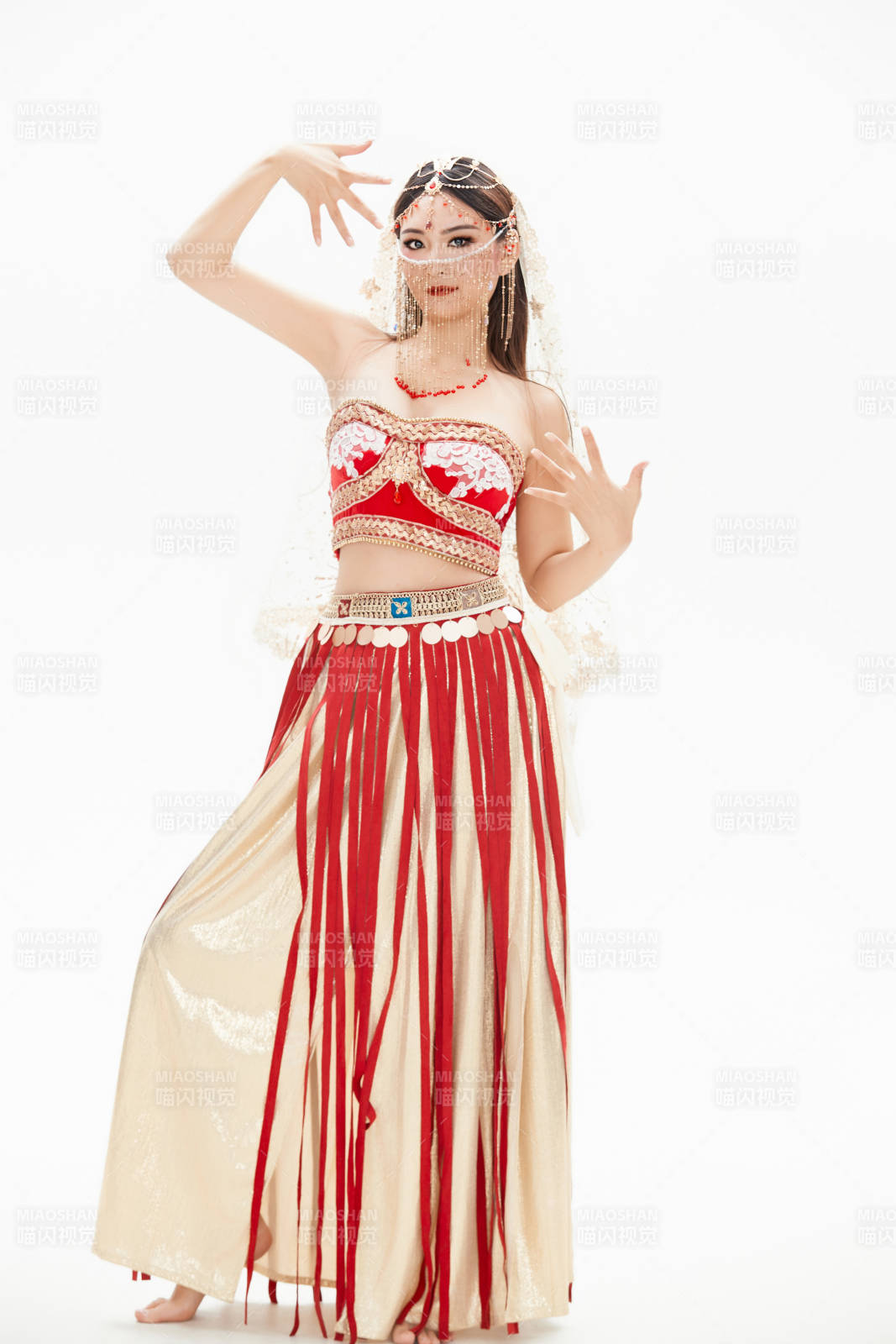 穿著印度傳統風格服飾的肚皮舞演員