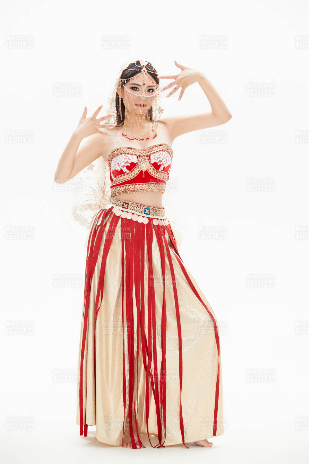 穿著印度傳統風格服飾的肚皮舞演員