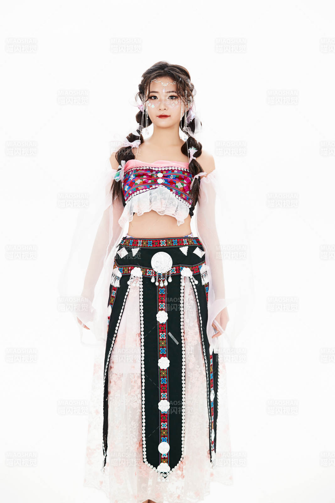 身穿中國少數民族哈尼族服飾的亞洲女性