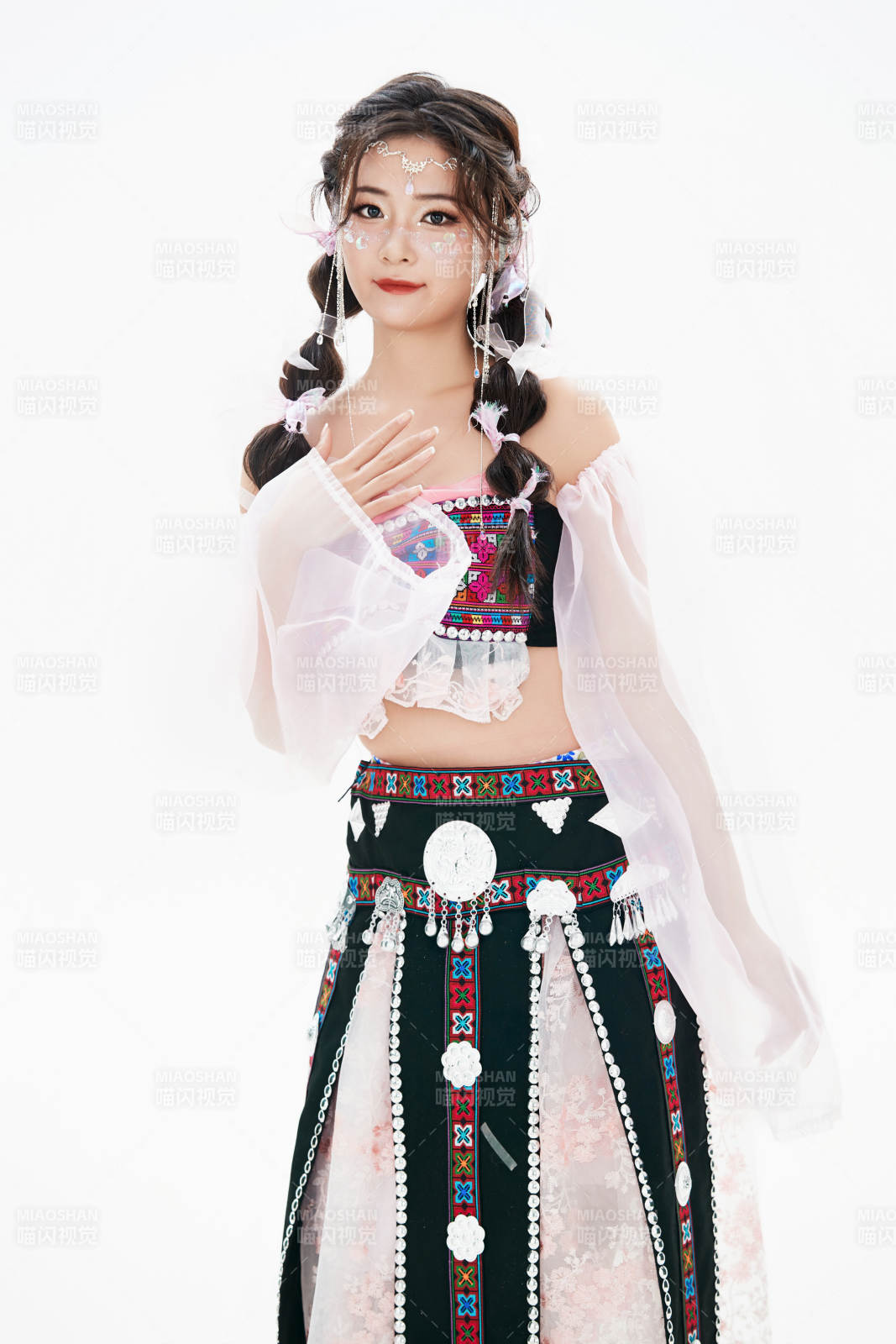 身穿中國少數民族哈尼族服飾的亞洲女性