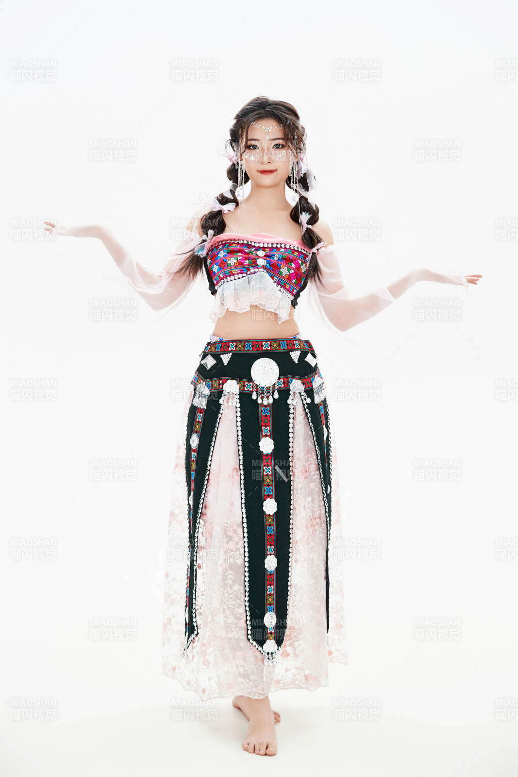 身穿中國(guó)少數(shù)民族哈尼族服飾的亞洲女性