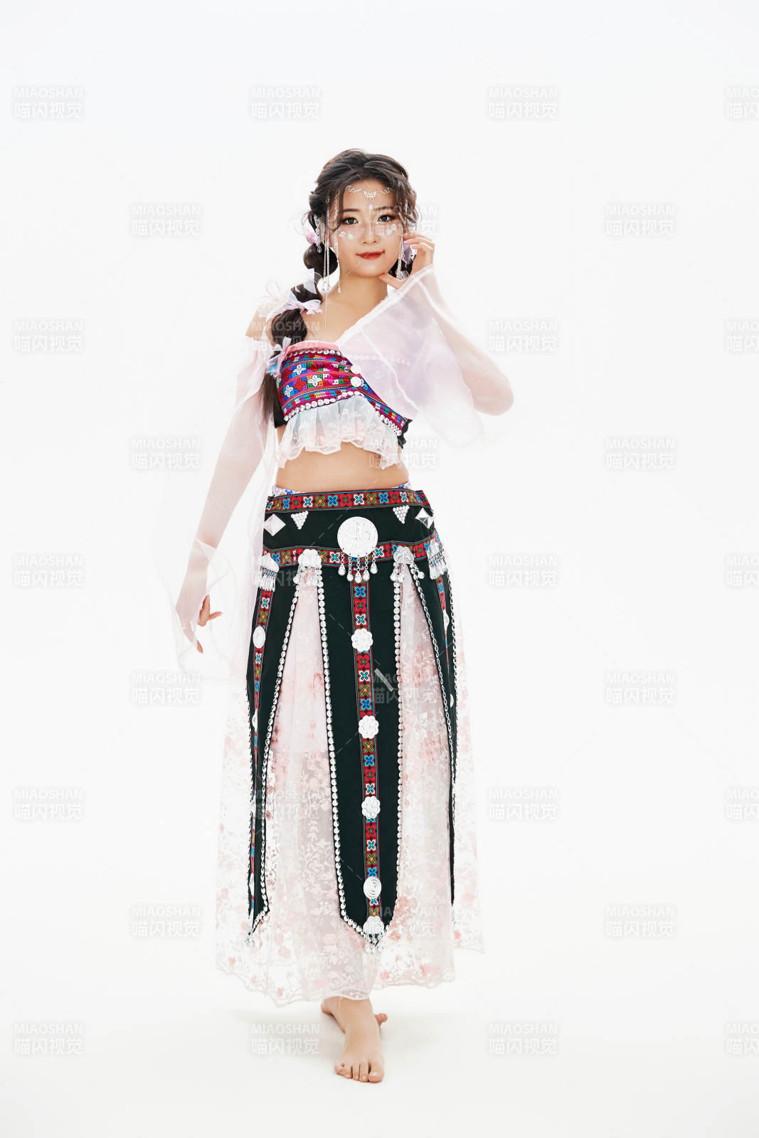 身穿中國少數(shù)民族哈尼族服飾的亞洲女性