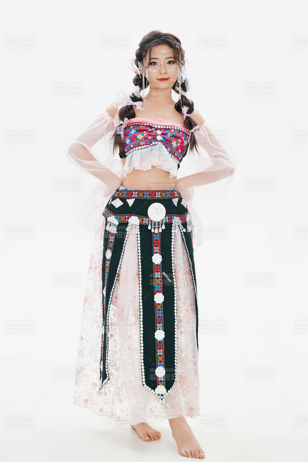 身穿中國少數(shù)民族哈尼族服飾的亞洲女性