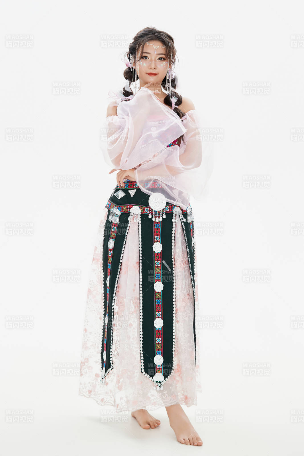 身穿中國(guó)少數(shù)民族哈尼族服飾的亞洲女性