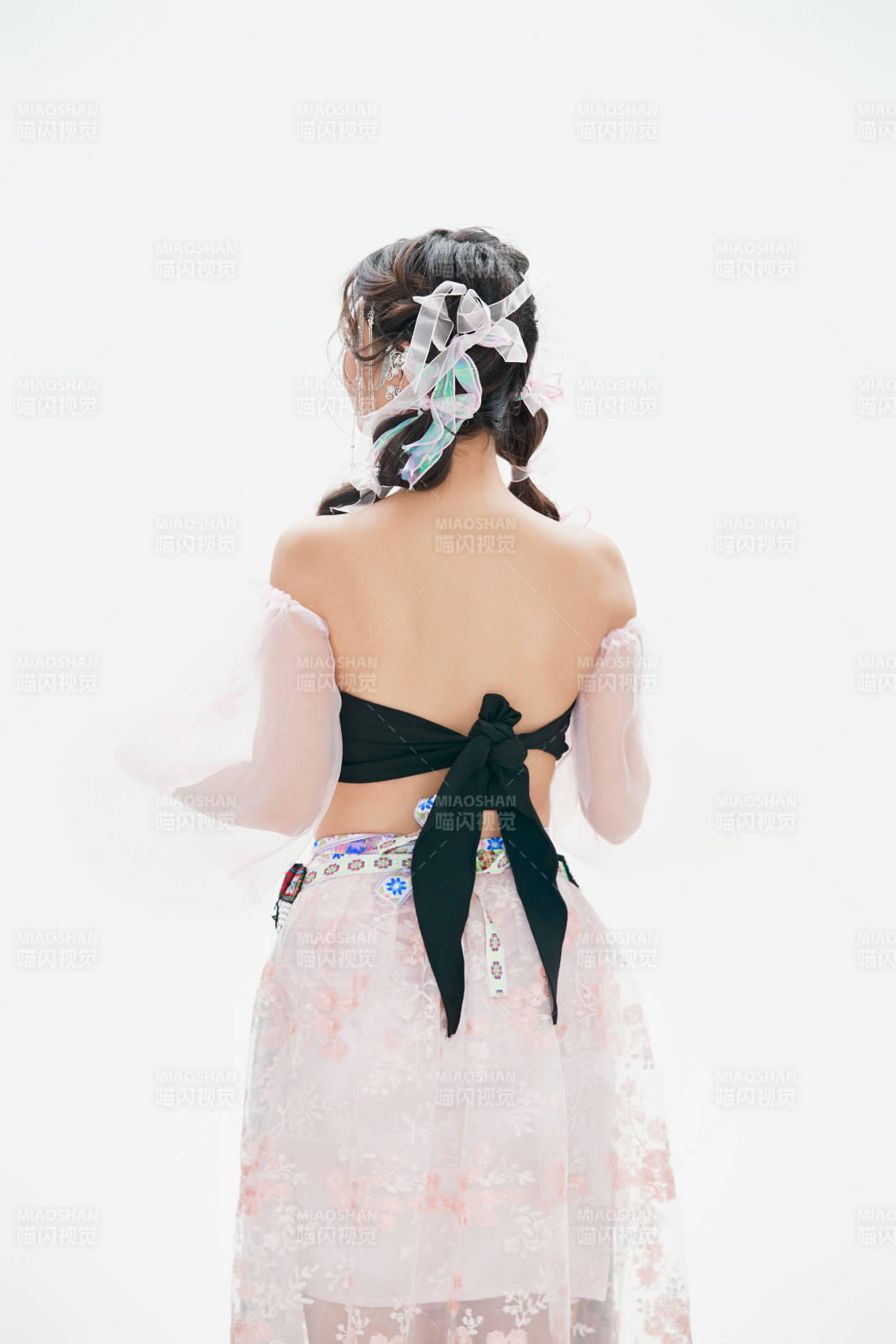 身穿中國少數民族哈尼族服飾的亞洲女性