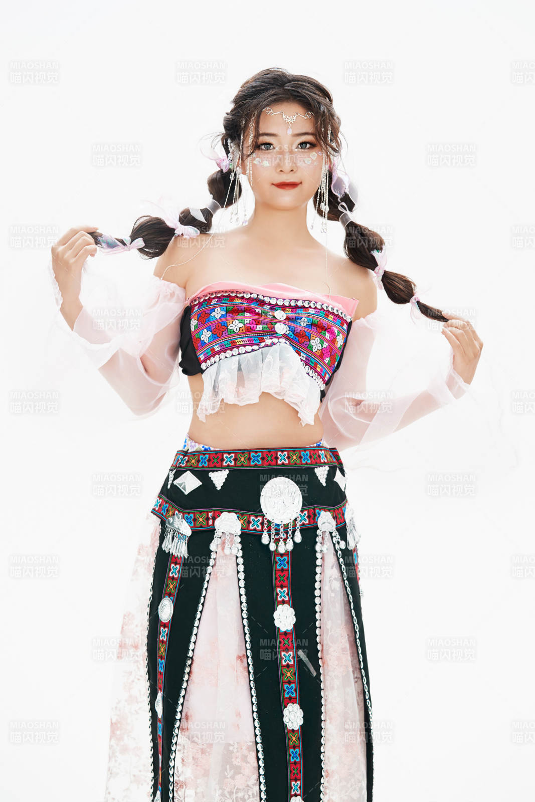 身穿中國少數民族哈尼族服飾的亞洲女性