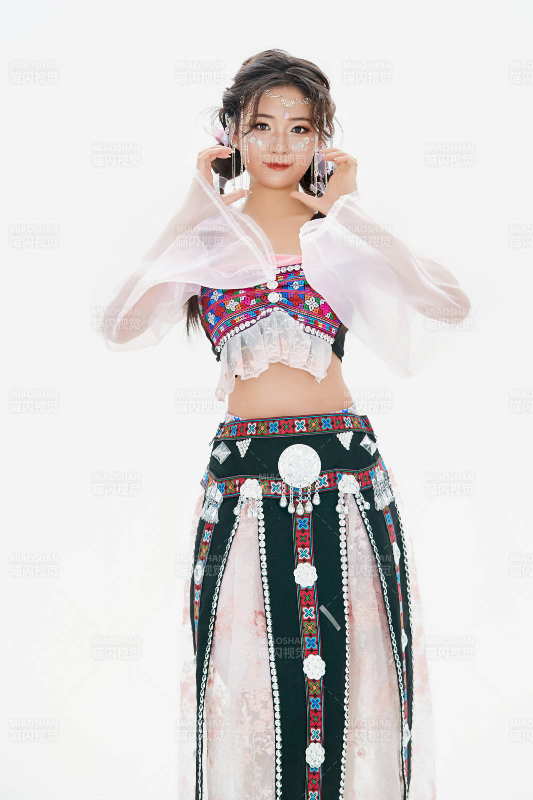 身穿中國少數民族哈尼族服飾的亞洲女性