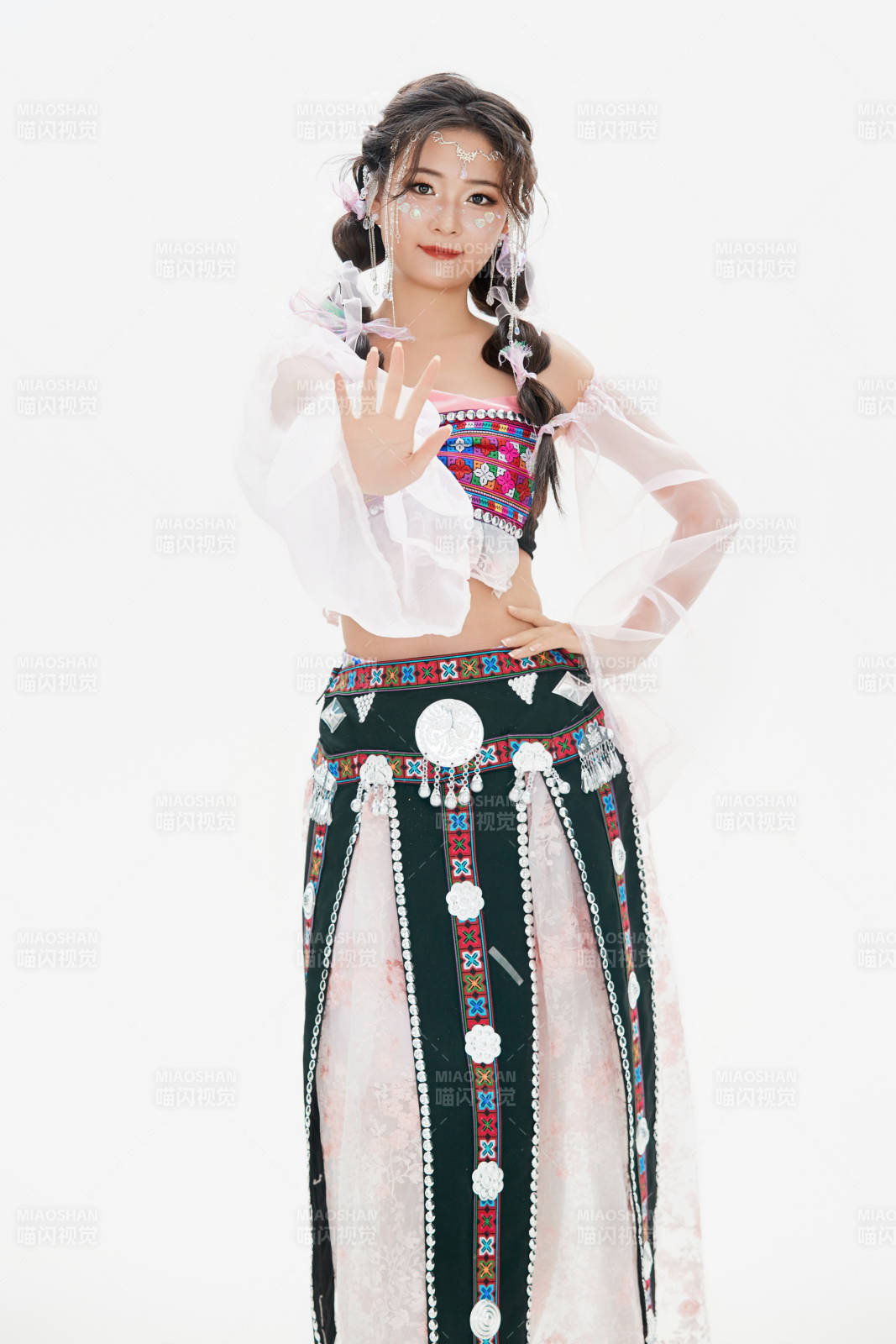 身穿中國少數民族哈尼族服飾的亞洲女性