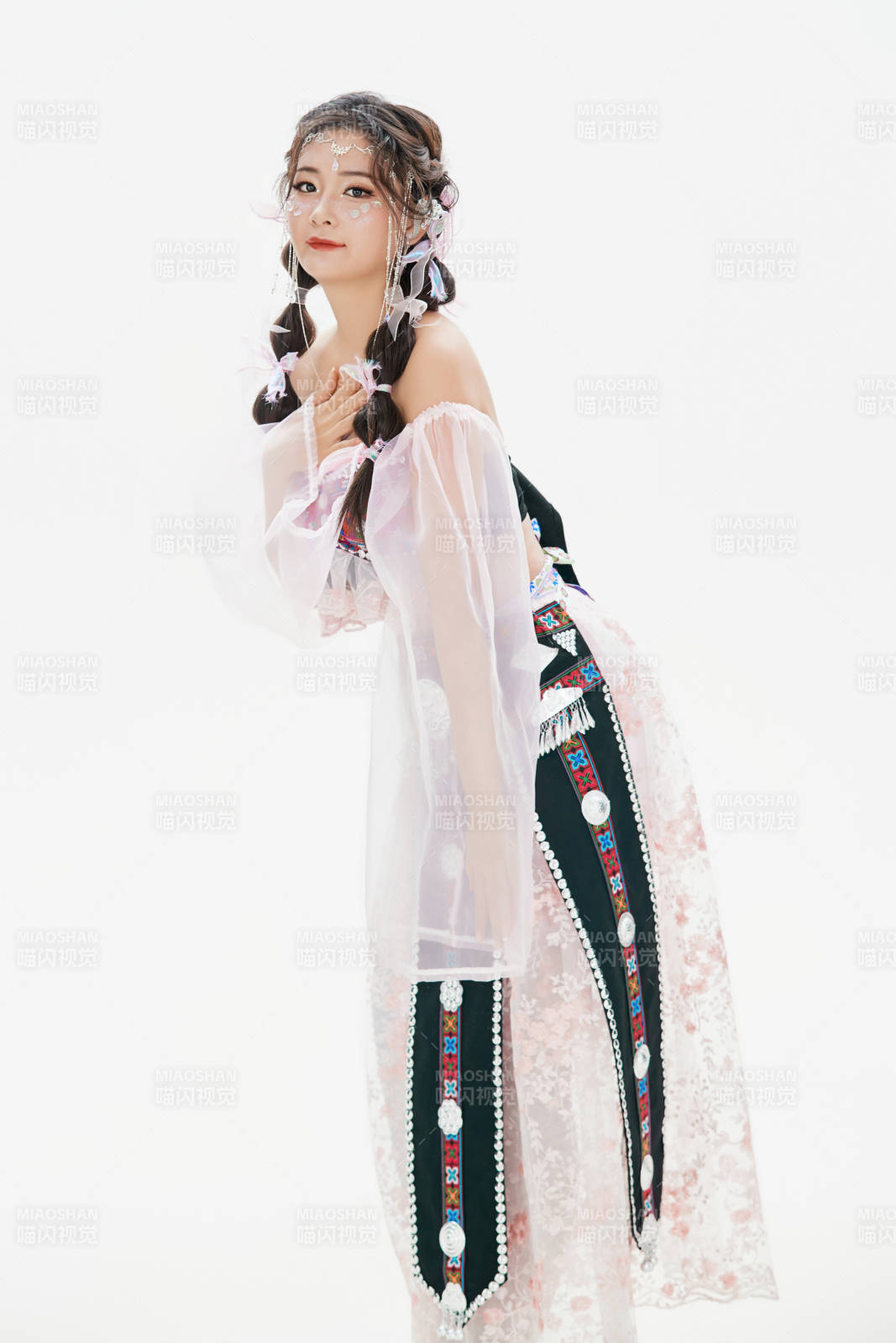 身穿中國少數民族哈尼族服飾的亞洲女性