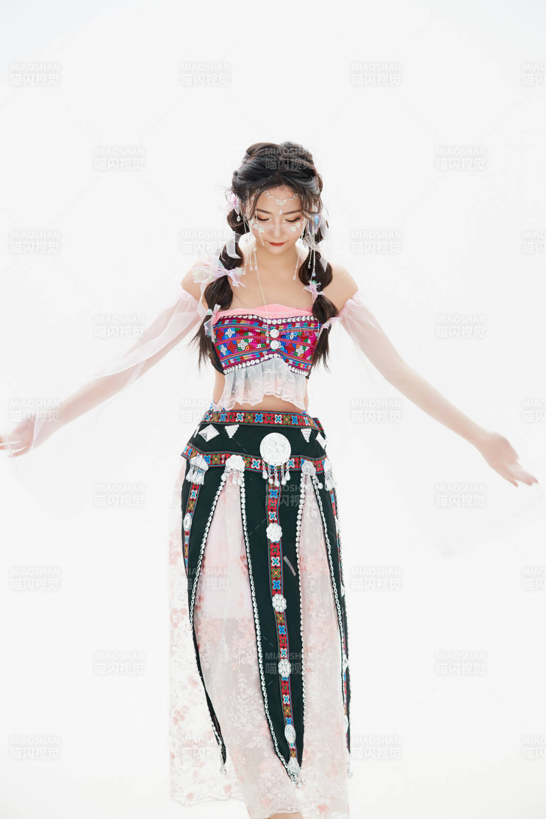 身穿中國少數民族哈尼族服飾的亞洲女性