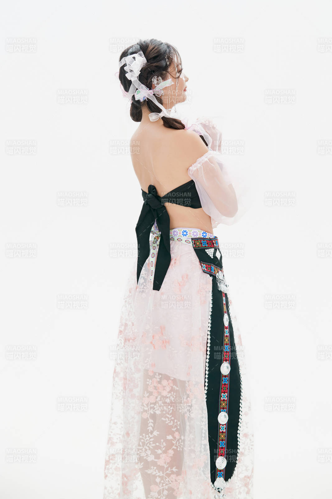 身穿中國少數(shù)民族哈尼族服飾的亞洲女性