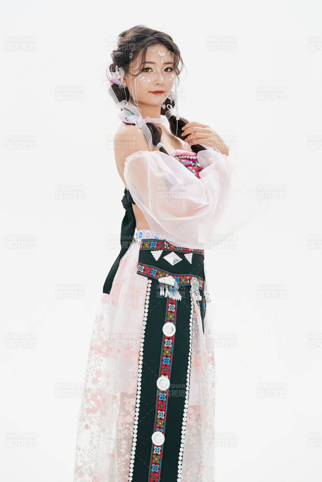 身穿中國少數民族哈尼族服飾的亞洲女性