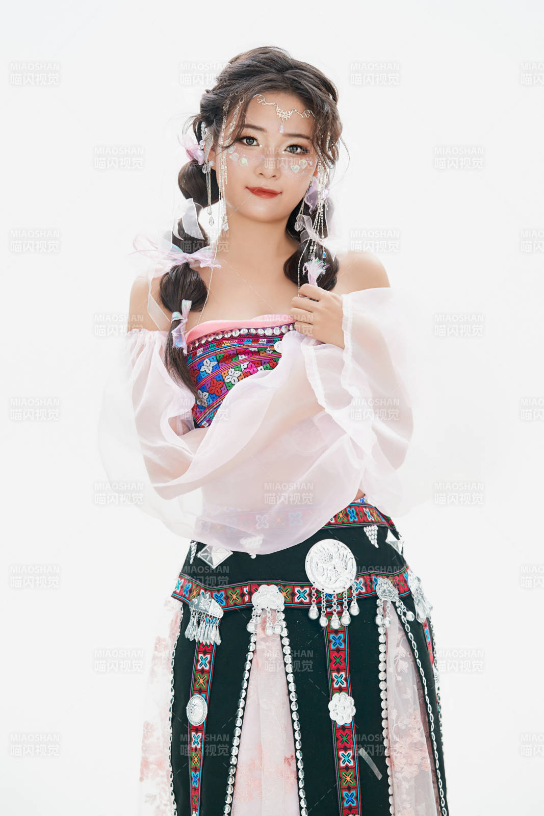 身穿中國少數民族哈尼族服飾的亞洲女性