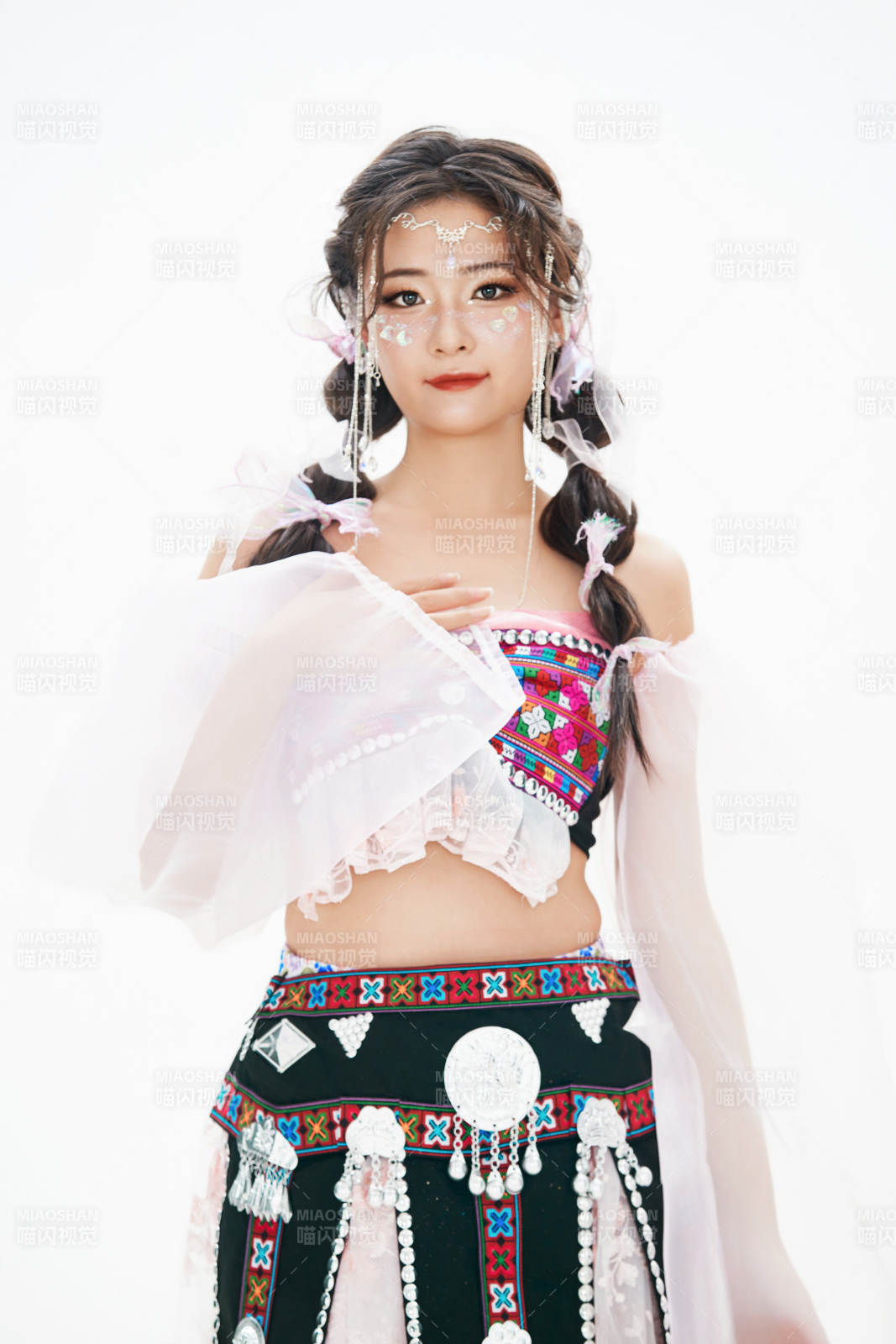 身穿中國少數民族哈尼族服飾的亞洲女性