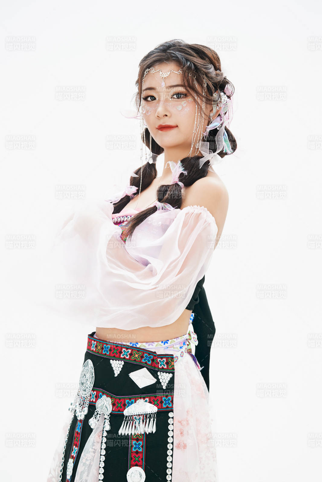 身穿中國(guó)少數(shù)民族哈尼族服飾的亞洲女性