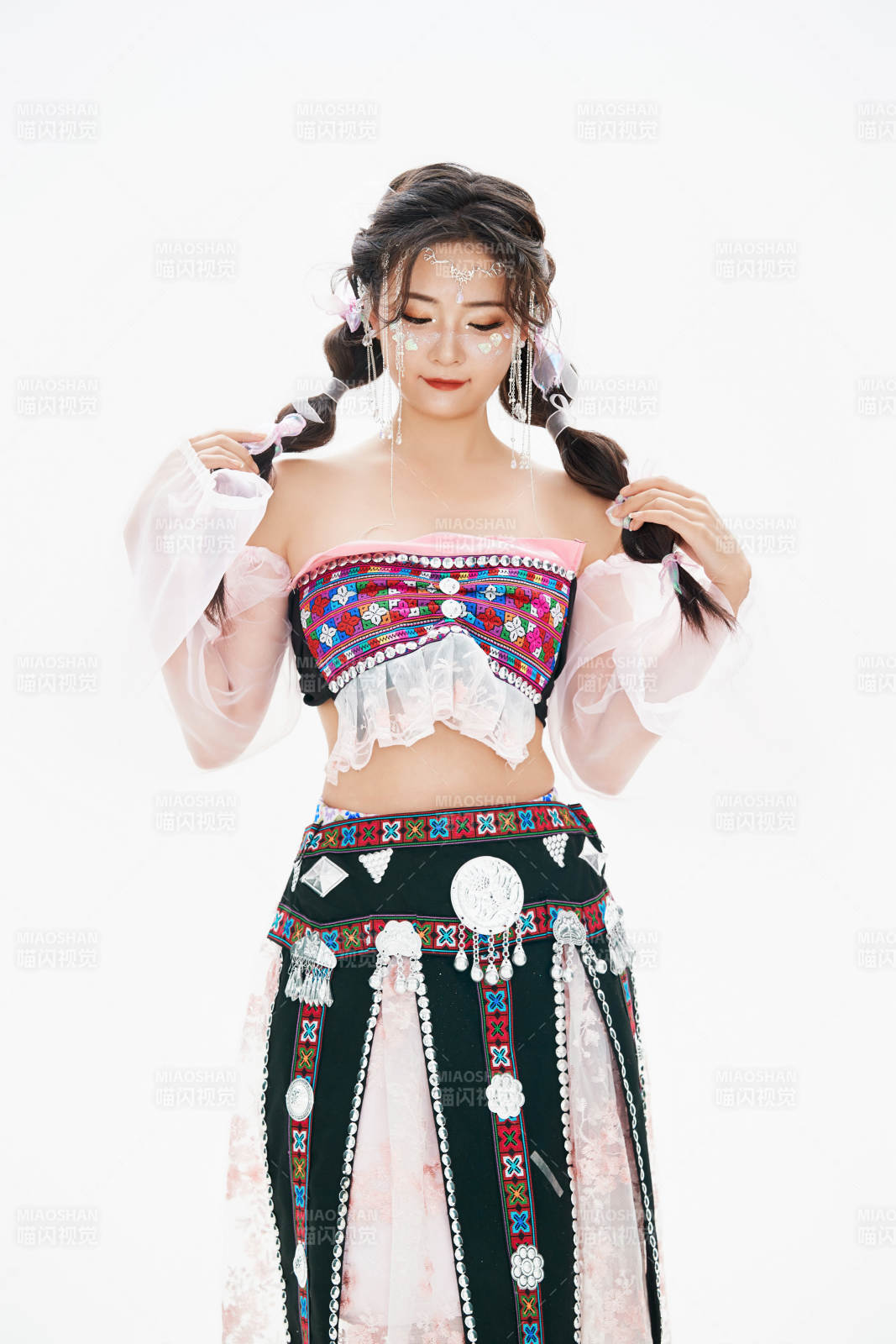 身穿中國少數民族哈尼族服飾的亞洲女性