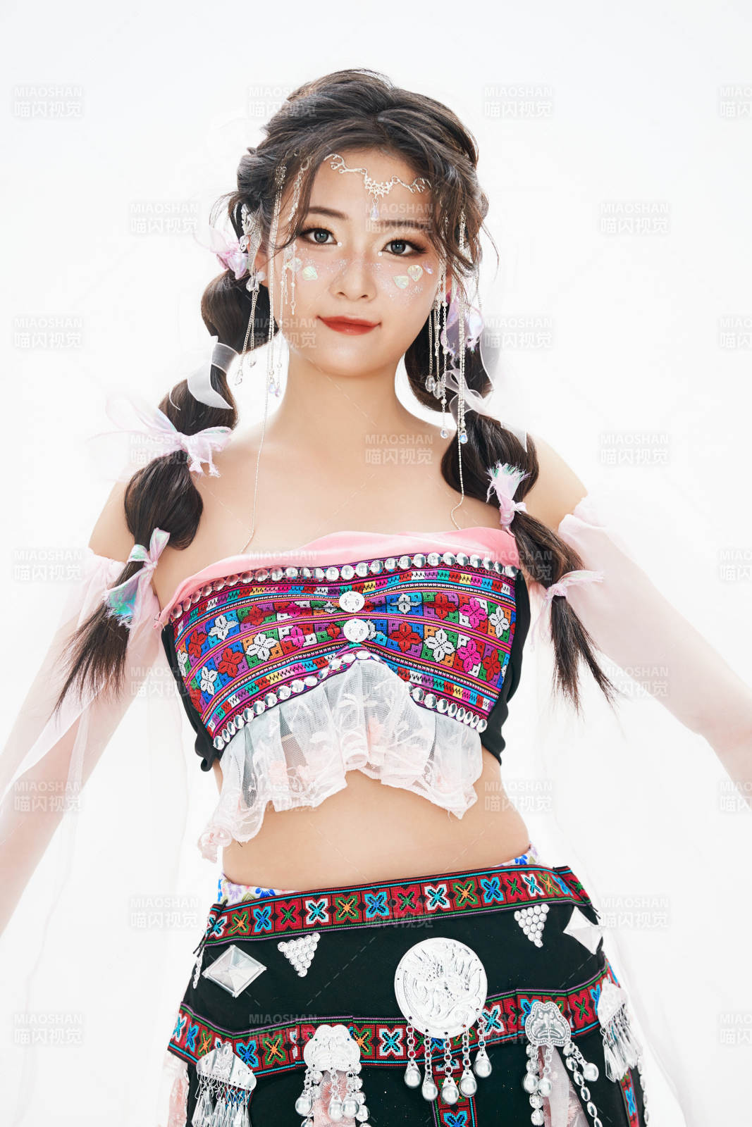 身穿中國少數民族哈尼族服飾的亞洲女性