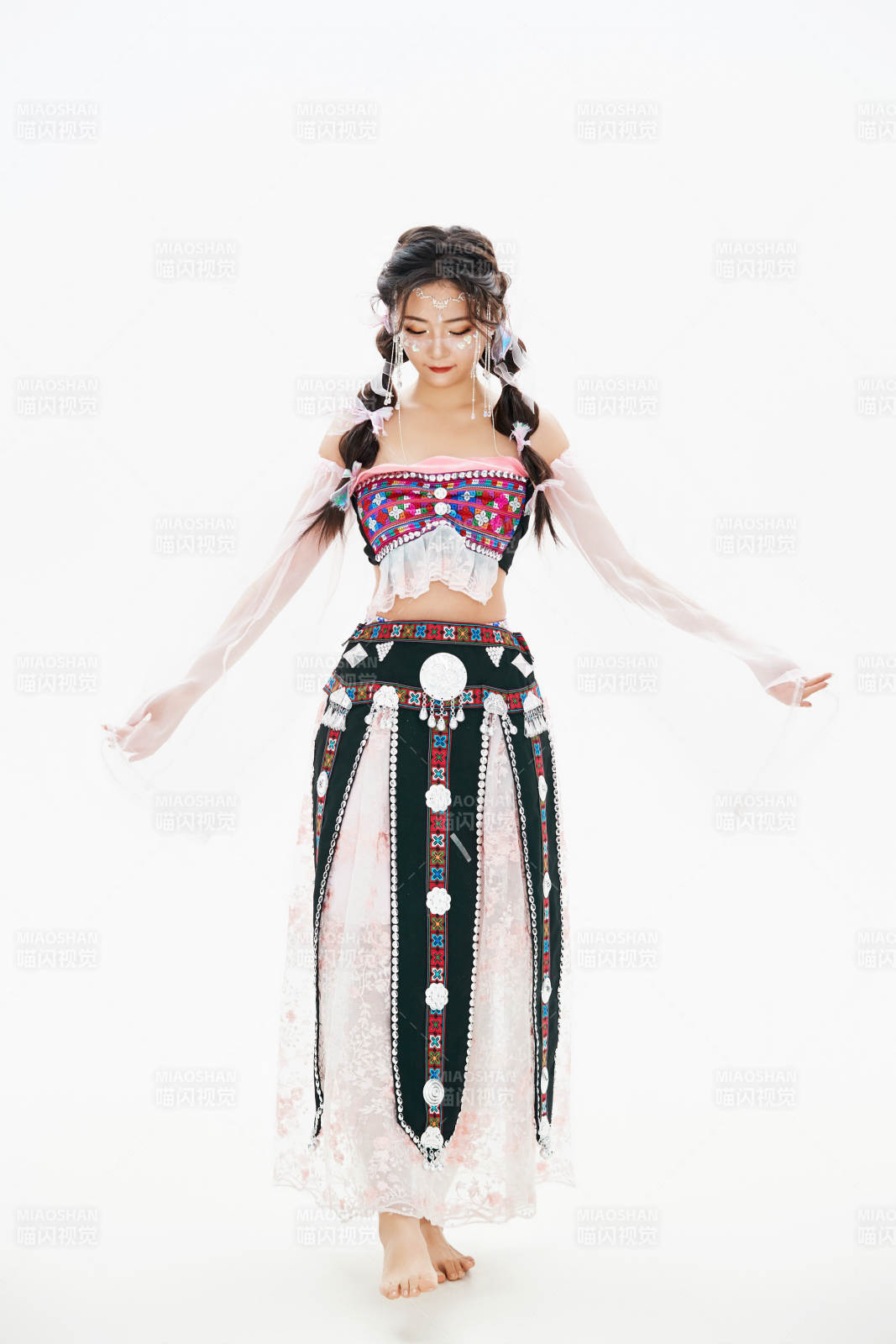 身穿中國少數民族哈尼族服飾的亞洲女性