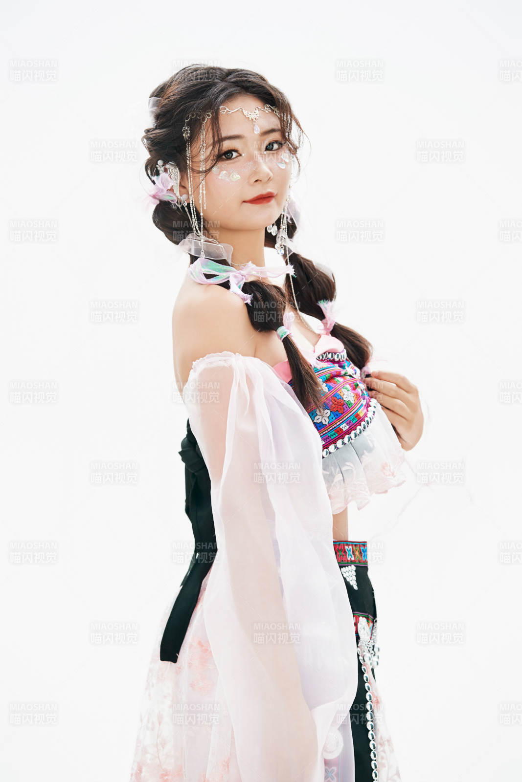 身穿中國少數民族哈尼族服飾的亞洲女性