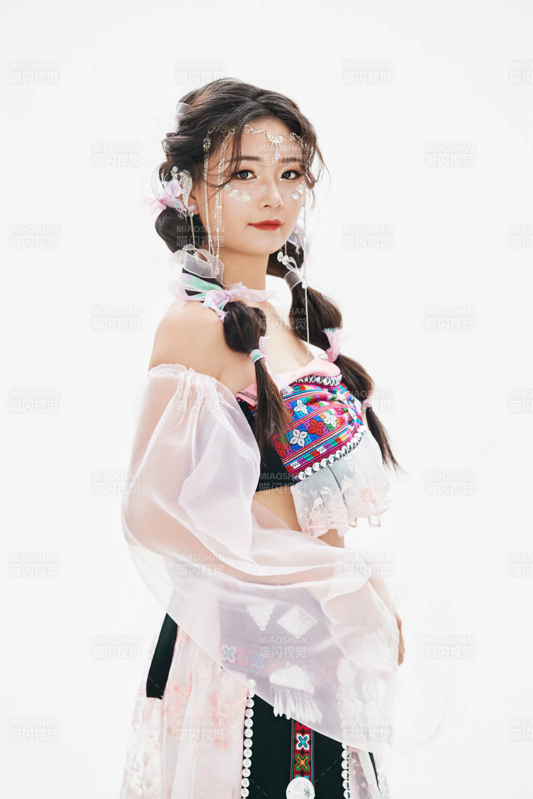 身穿中國少數民族哈尼族服飾的亞洲女性