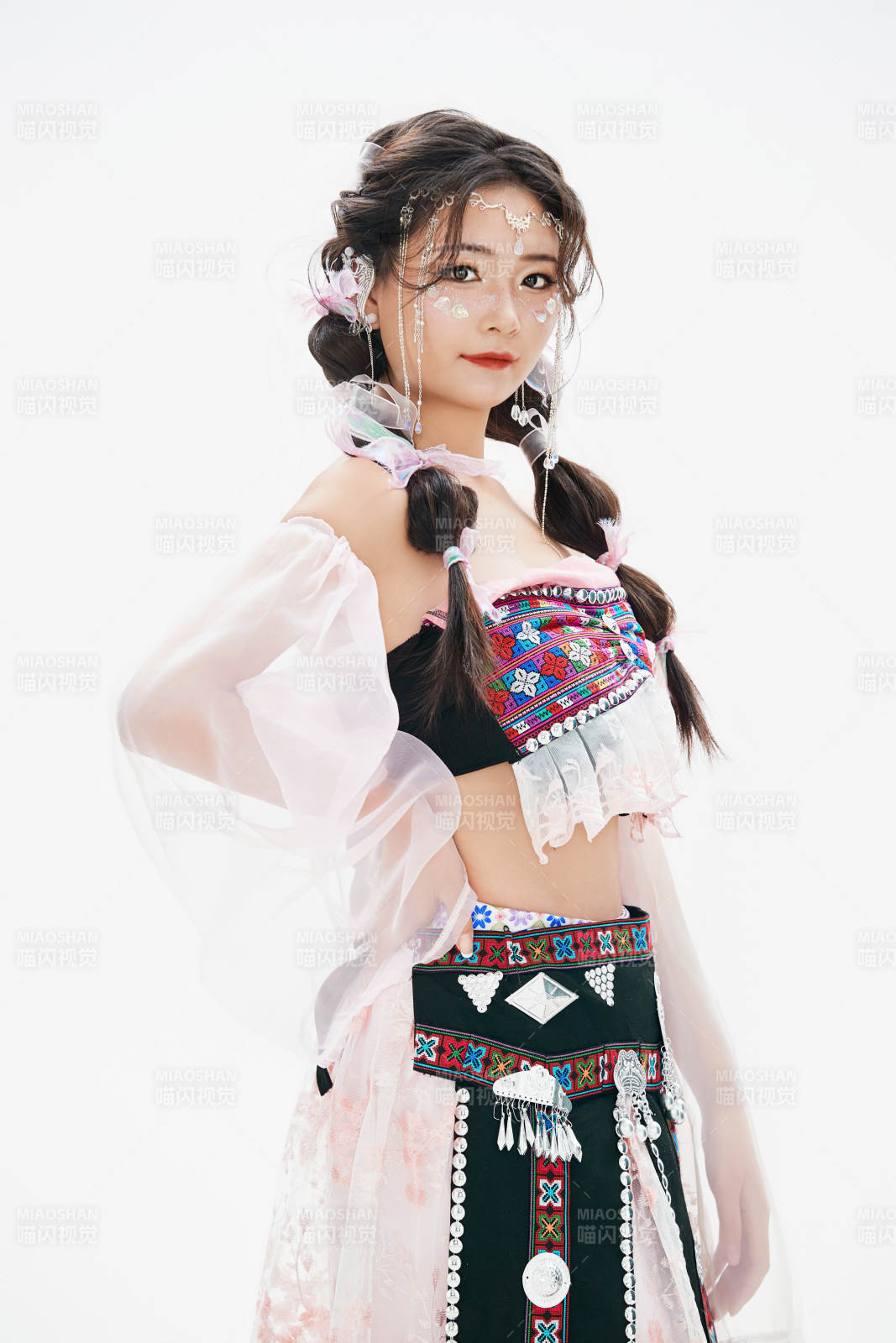 身穿中國少數民族哈尼族服飾的亞洲女性