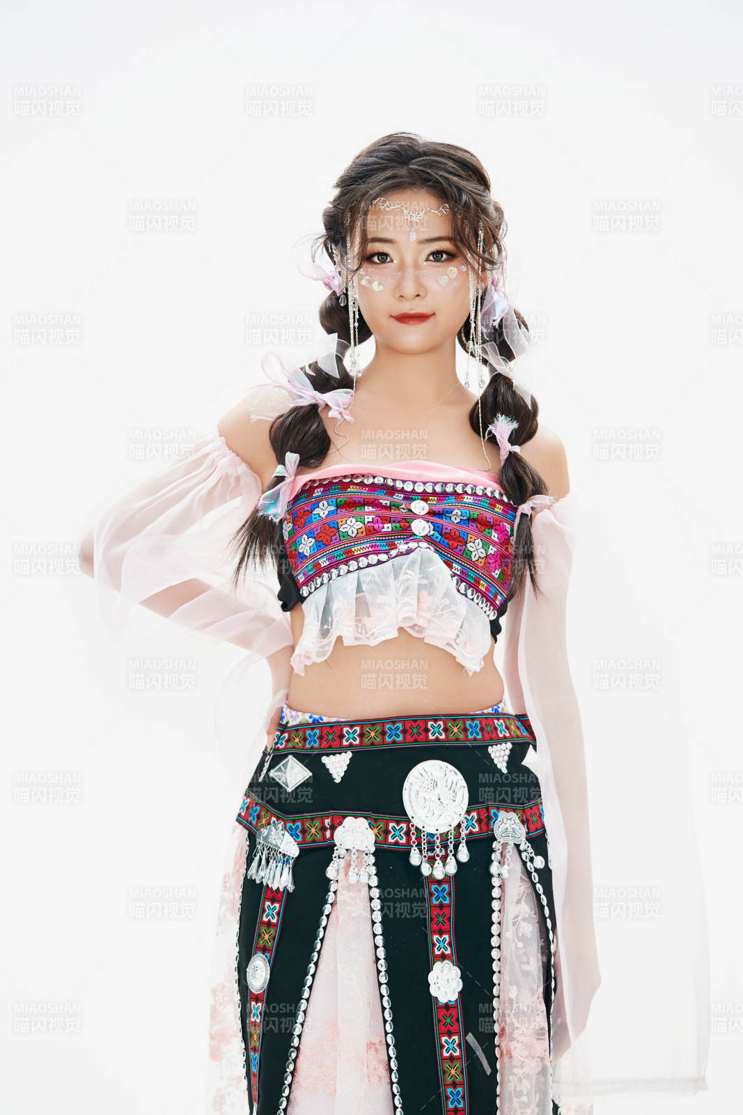 身穿中國少數民族哈尼族服飾的亞洲女性