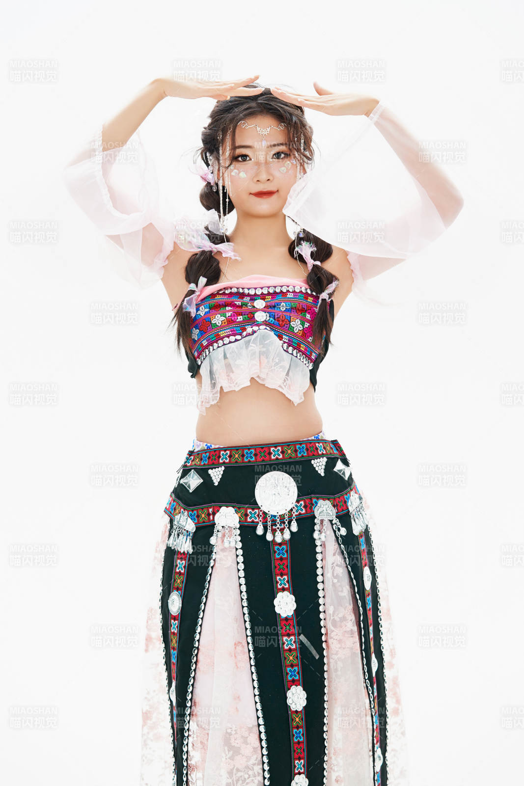 身穿中國少數(shù)民族哈尼族服飾的亞洲女性