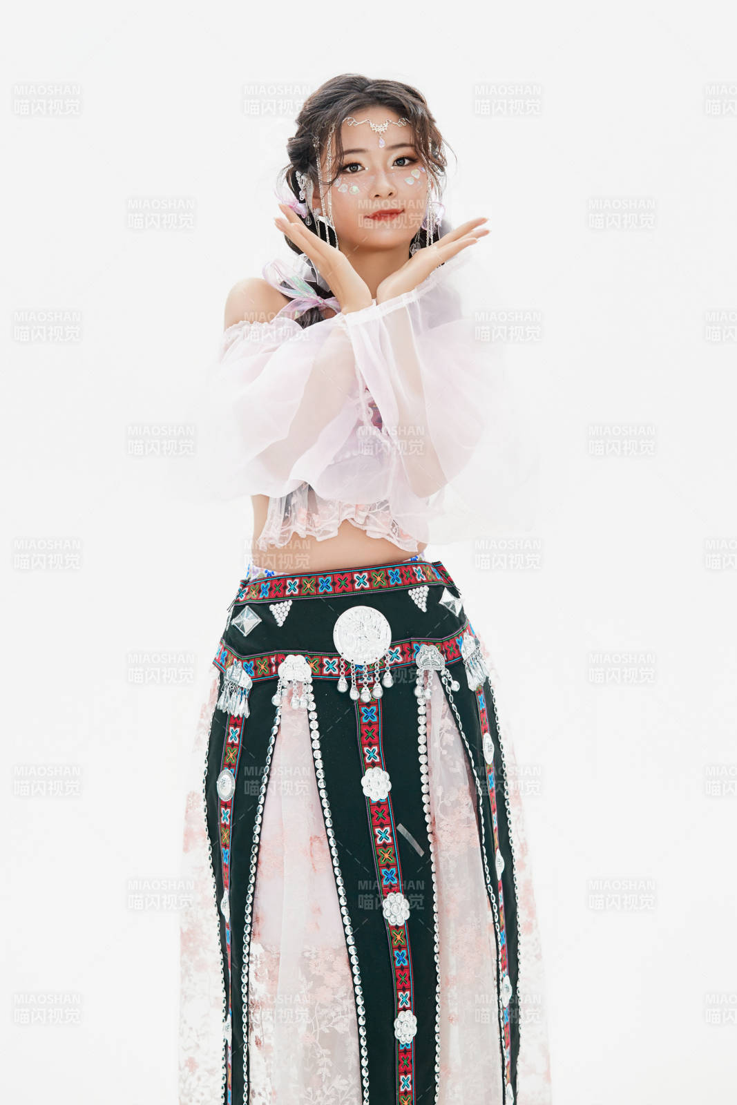 身穿中國(guó)少數(shù)民族哈尼族服飾的亞洲女性