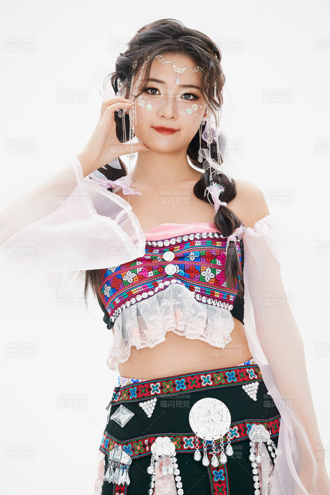 身穿中國少數(shù)民族哈尼族服飾的亞洲女性