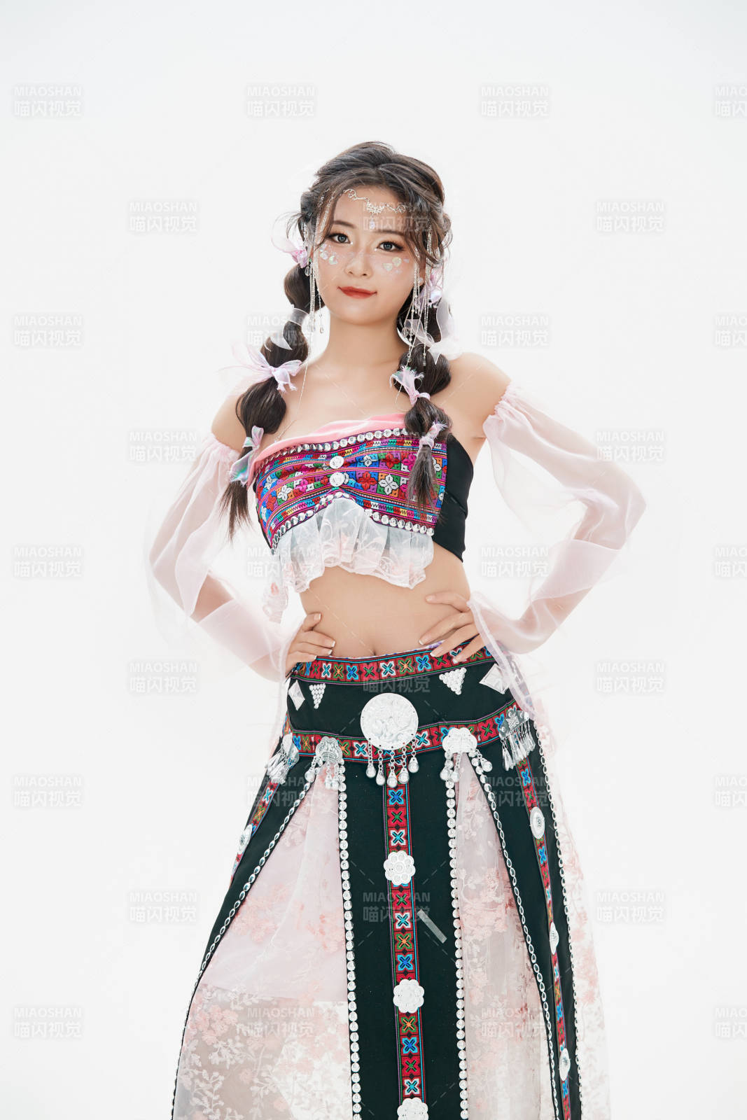 身穿中國少數民族哈尼族服飾的亞洲女性