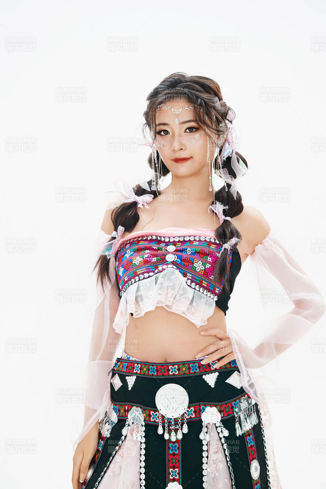 身穿中國少數民族哈尼族服飾的亞洲女性