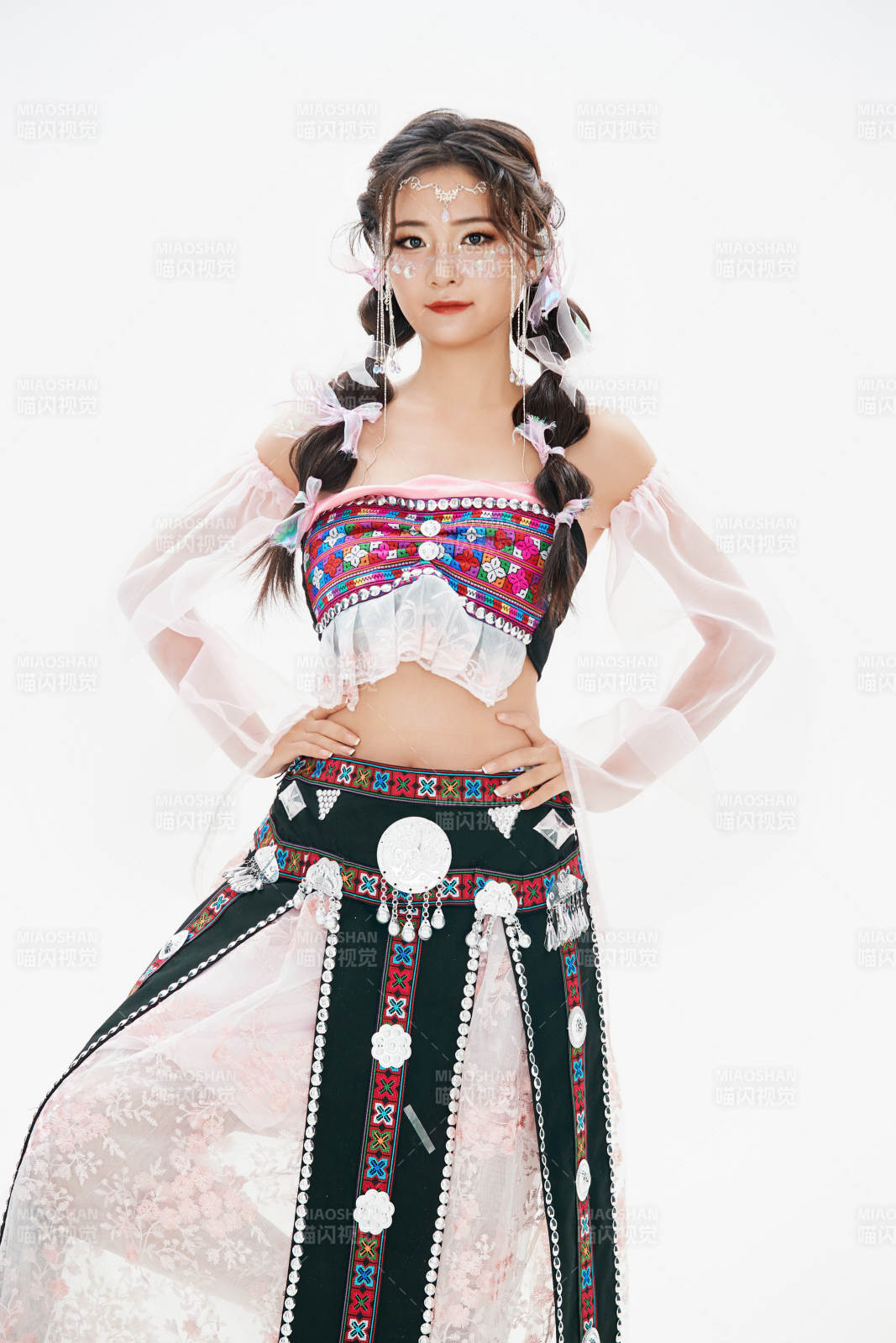 身穿中國少數(shù)民族哈尼族服飾的亞洲女性